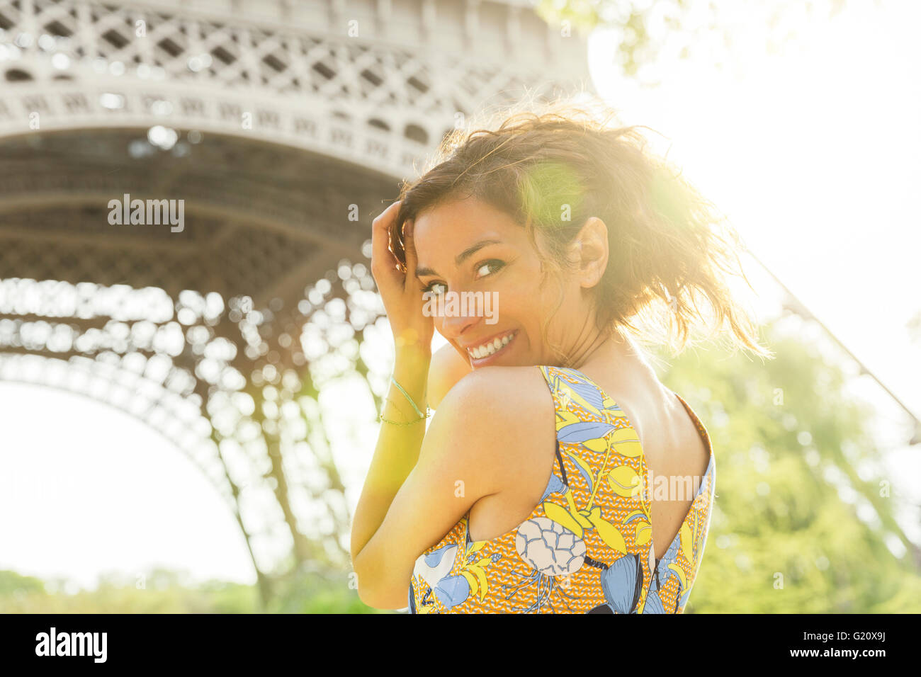 Giovane donna in visita a Parigi Foto Stock
