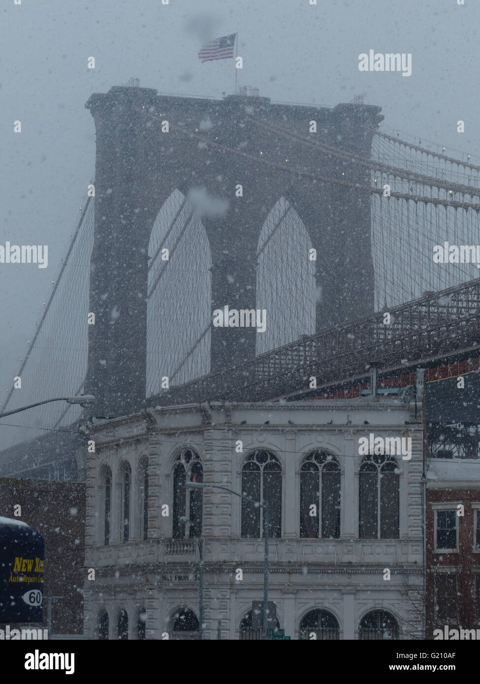 New York - STATI UNITI D'AMERICA. 2014 tempesta di neve sistema è stato uno dei più difficili della storia recente. Il Ponte di Brooklyn può difficilmente essere visto Foto Stock