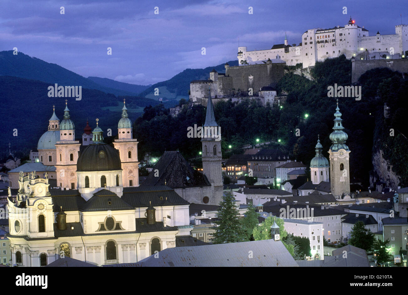 Le cupole della chiesa salire al di sopra di Salisburgo, Austria. La città è famosa per il suo ben conservato di architettura barocca, e anche come birt Foto Stock