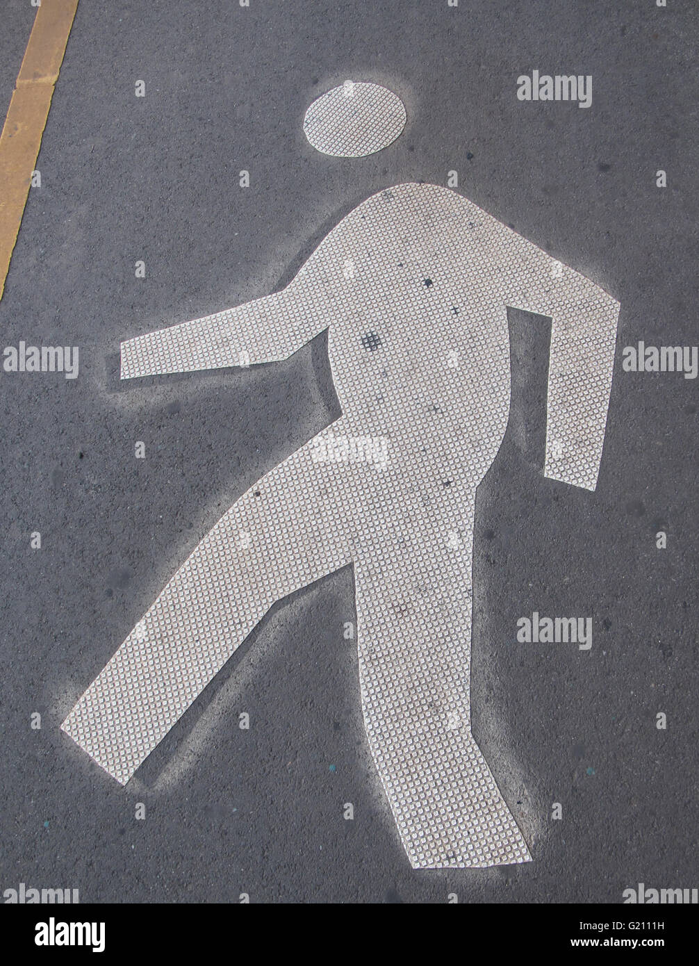 Immagine della pedonale a piedi incorporato in asfalto per designare passeggiata pedonale zona dalla pista ciclabile Foto Stock