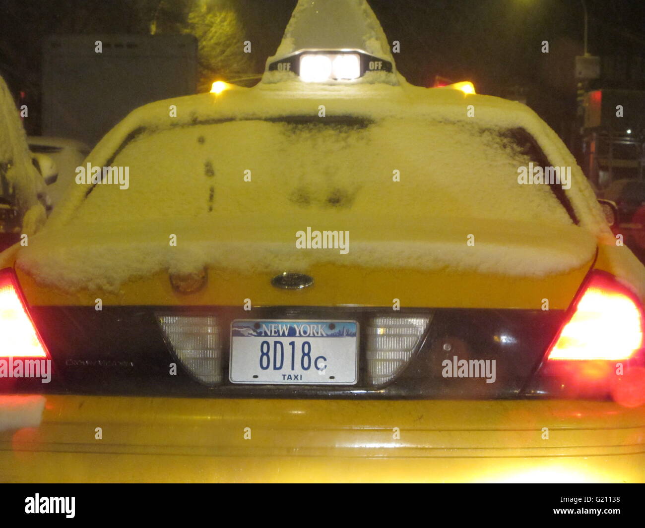 New York City taxi sfidando la bufera di neve sono verso di spostamento a intermittenza JFK sale arrivi Foto Stock
