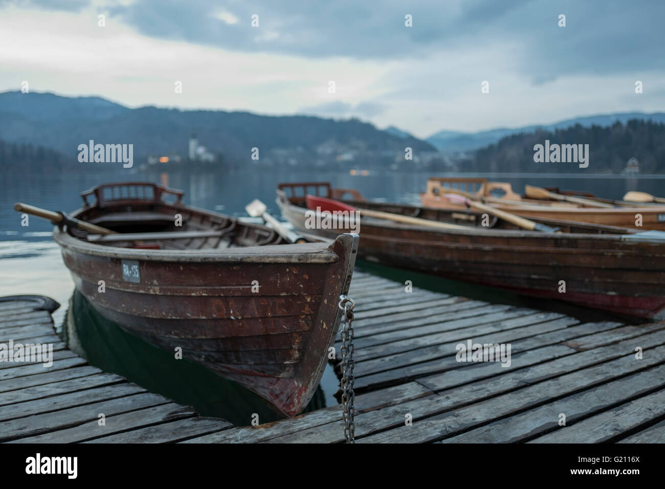 Le barche sul molo. Il lago di Bled Slovenia Foto Stock