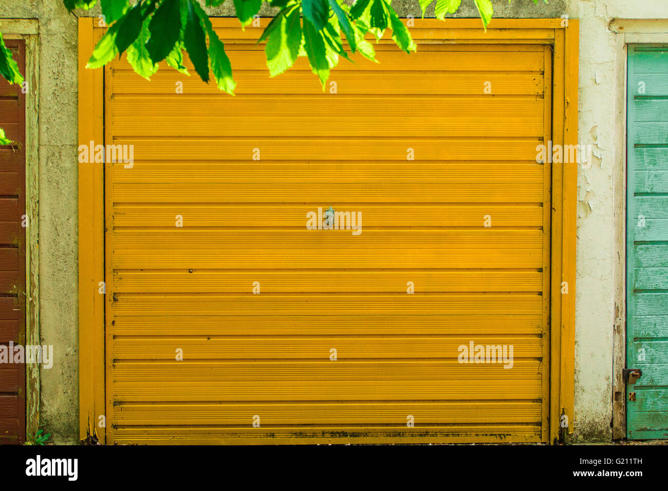 Un giallo Porta di Garage Foto Stock