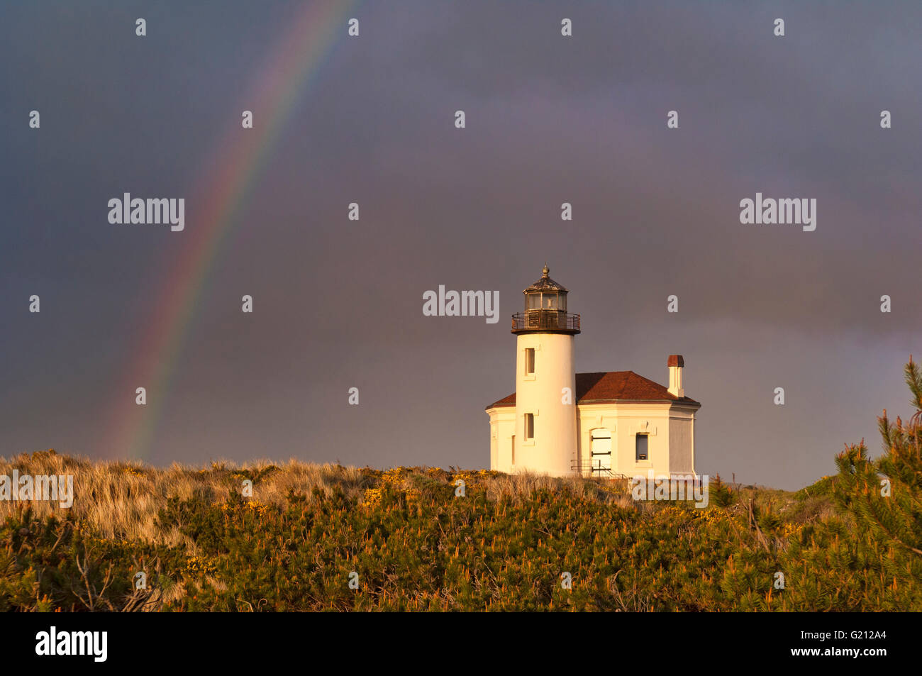 Fiume Coquille Faro e rainbow; Bandon, southern Oregon Coast. Foto Stock