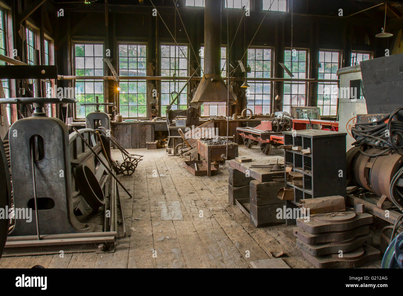 Attrezzature e macchine per la formazione di ruggine nel vecchio capannone di ferrovia machine shop. Foto Stock