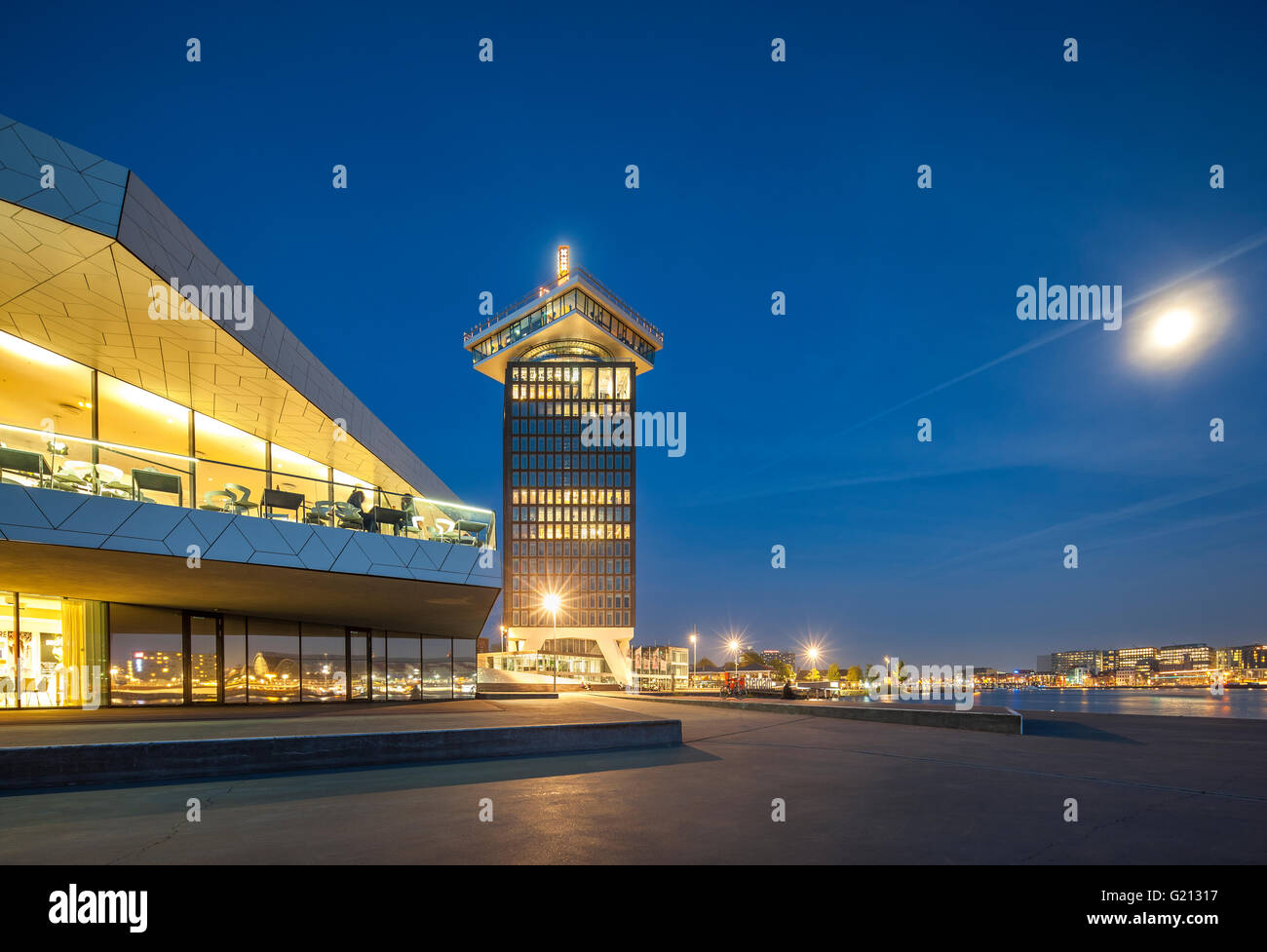 Amsterdam Adam della torre di vedetta e Amsterdam EYE Film Institute edificio sul lungomare del porto di IJ con la luna piena. Un'dam Toren. Foto Stock