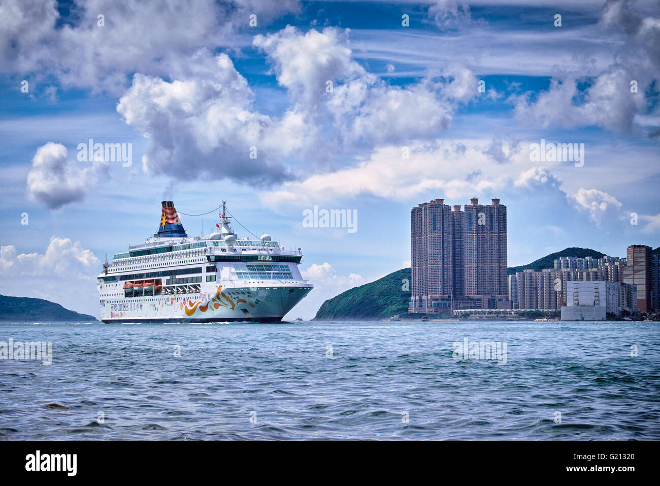 La nave da crociera Star pesci entrando in porto Victoria a Hong Kong il 1 agosto 2015. Foto Stock