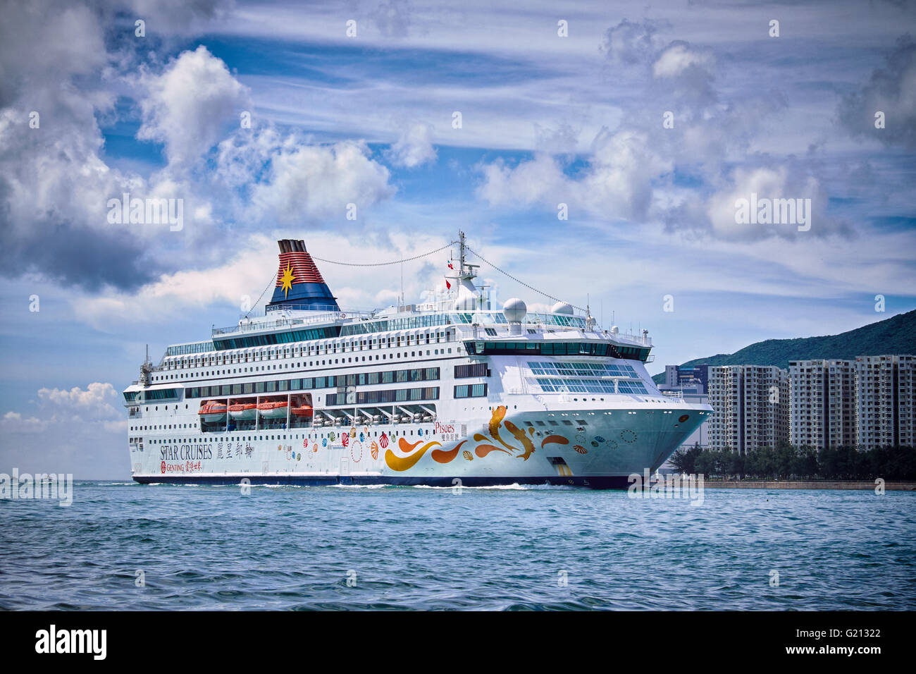 La nave da crociera Star pesci entrando in porto Victoria a Hong Kong il 1 agosto 2015. Foto Stock