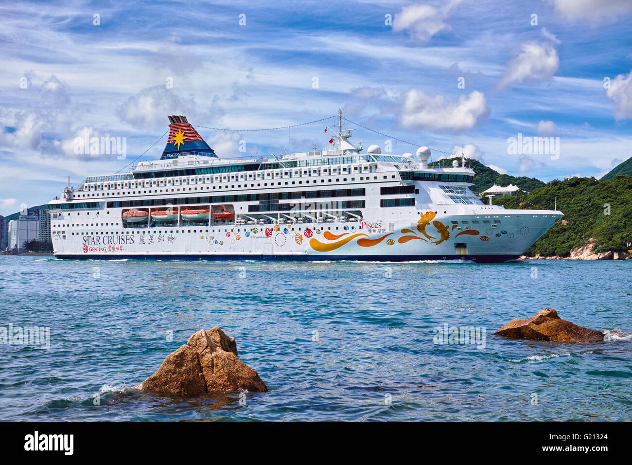 La nave da crociera Star pesci entrando in porto Victoria a Hong Kong il 1 agosto 2015. Foto Stock