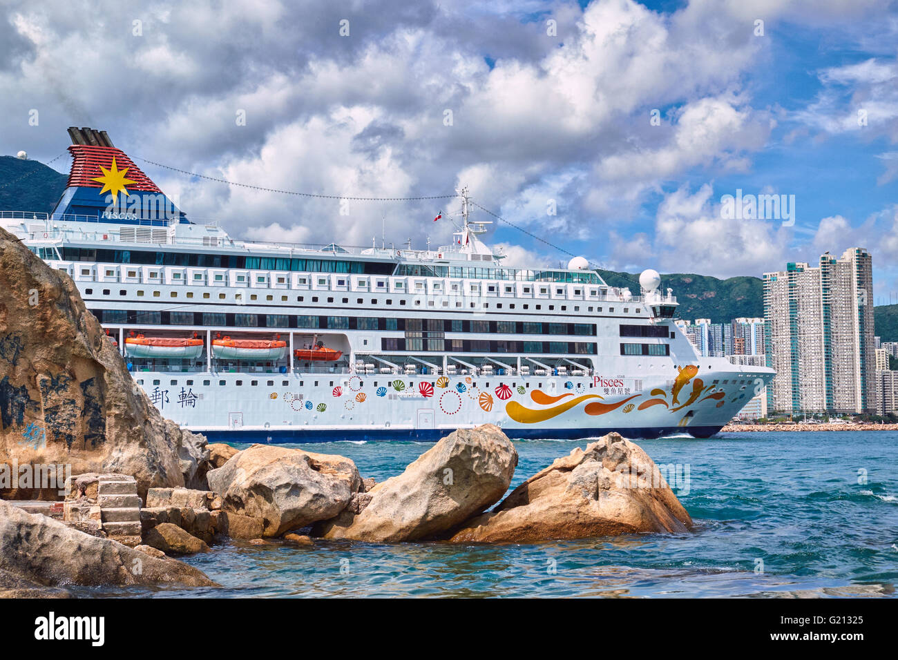 La nave da crociera Star pesci entrando in porto Victoria a Hong Kong il 1 agosto 2015. Foto Stock