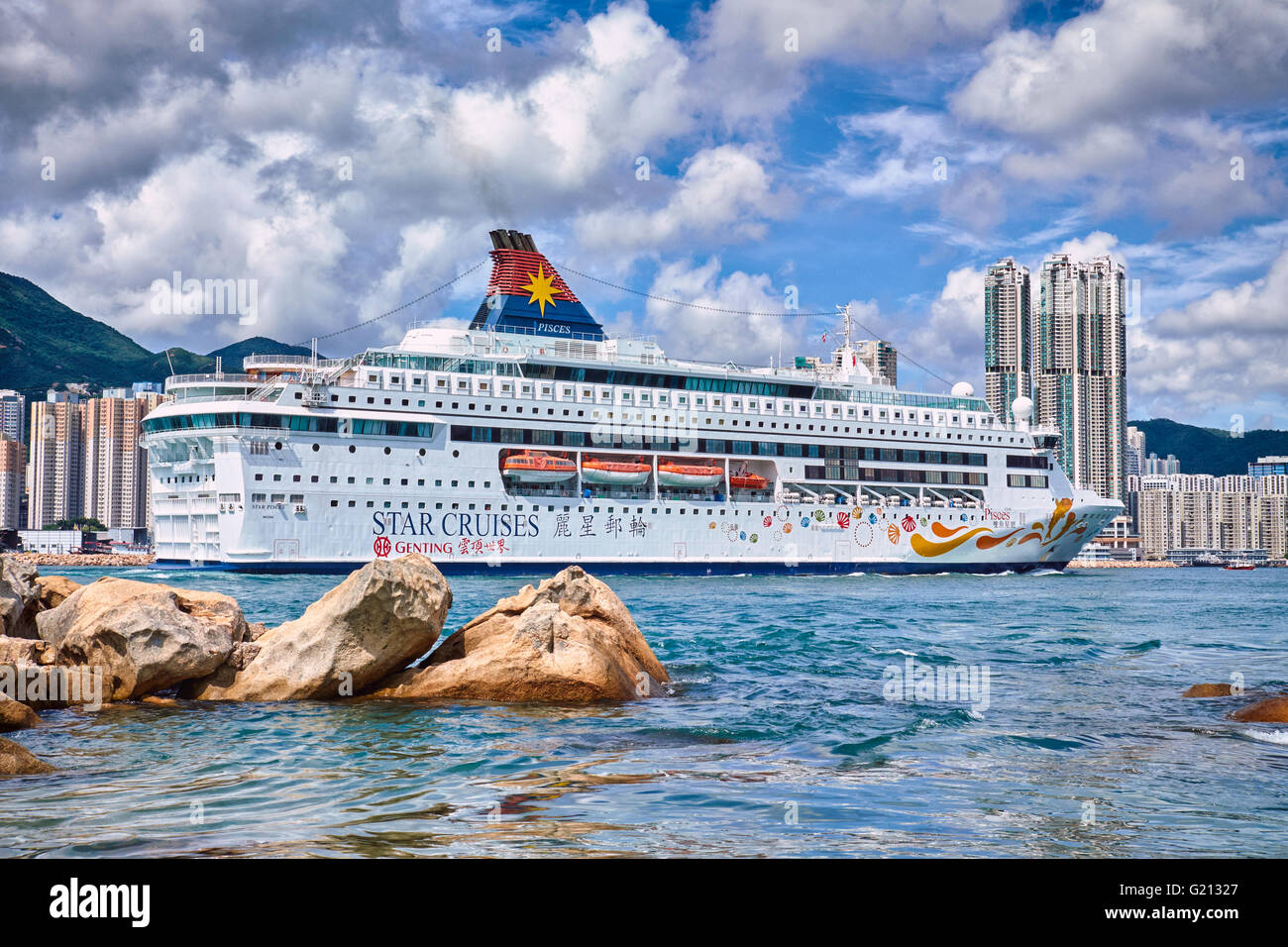 La nave da crociera Star pesci entrando in porto Victoria a Hong Kong il 1 agosto 2015. Foto Stock