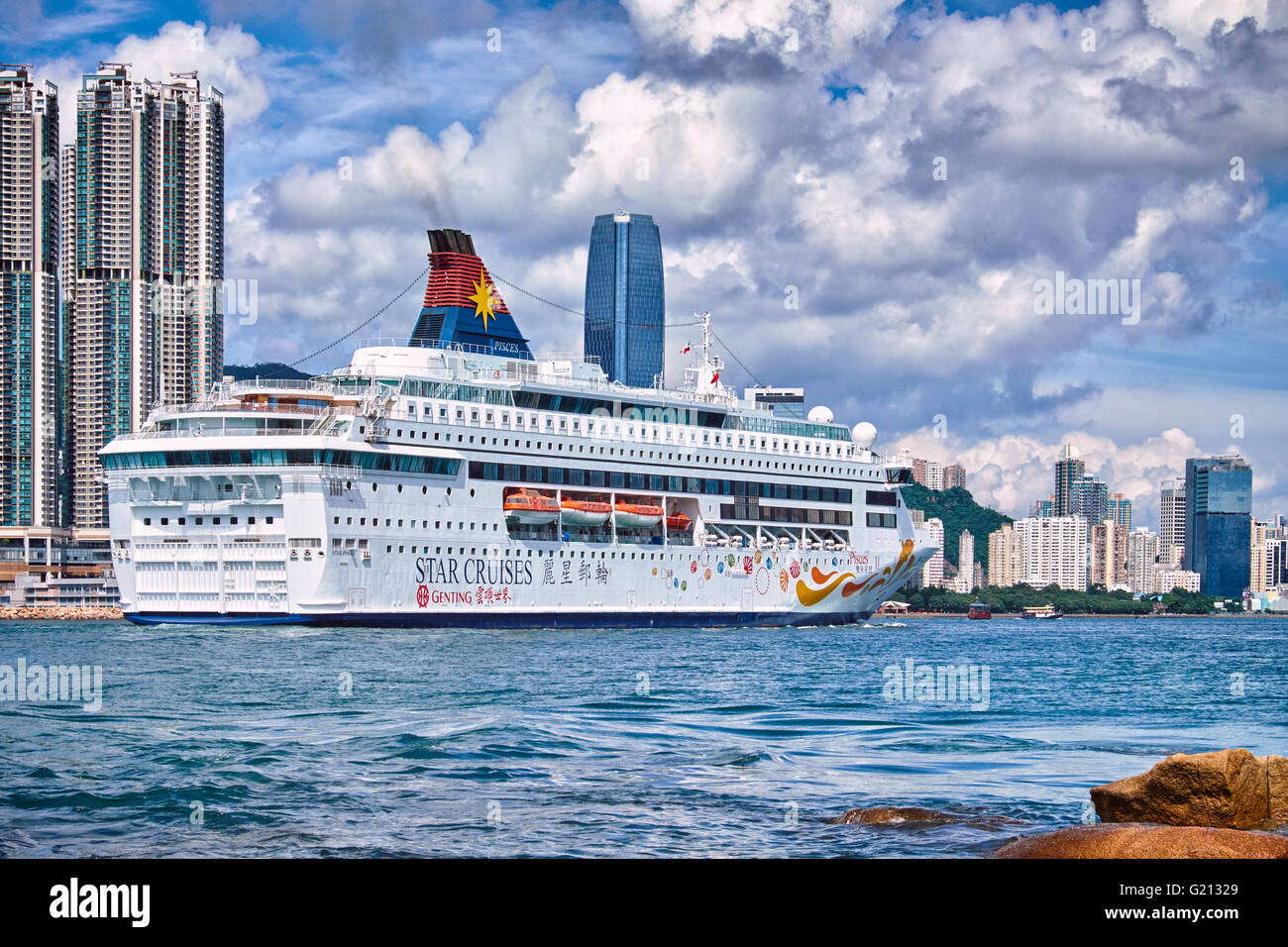 La nave da crociera Star pesci entrando in porto Victoria a Hong Kong il 1 agosto 2015. Foto Stock