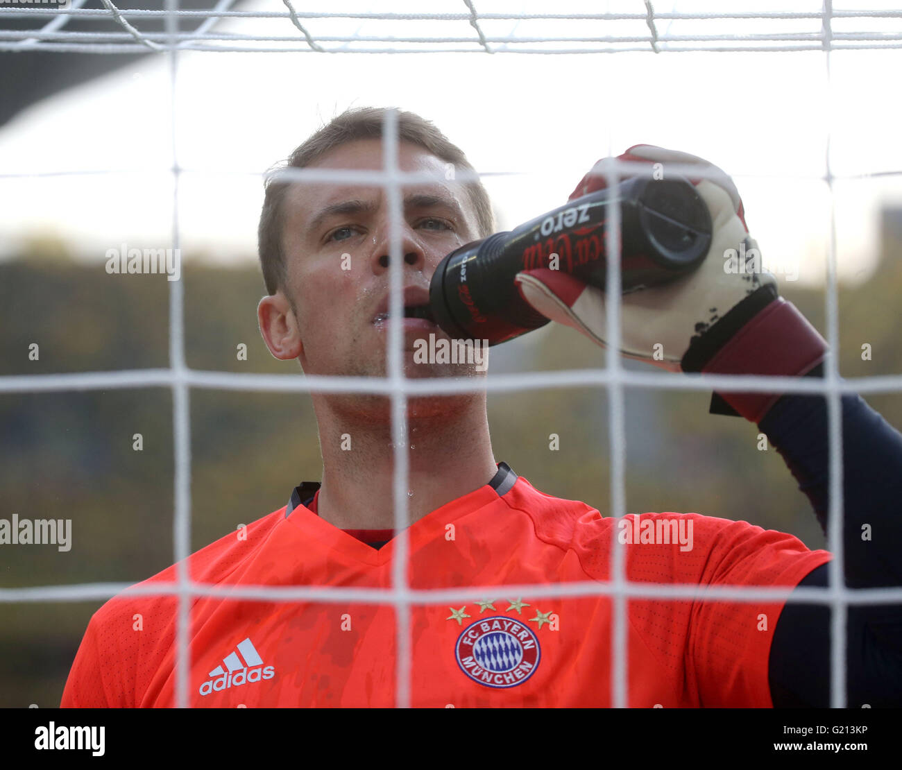 Monaco di Baviera è il portiere Manuel Neuer beve un sorso dalla bottiglia prima della DFB tedesca Cup Final soccer match tra Bayern Monaco e Borussia Dortmund nello Stadio Olimpico di Berlino, Germania, 21 maggio 2016. Foto: KAY NIETFELD/dpa (EMBARGO CONDIZIONI - ATTENZIONE: La DFB vieta l'utilizzazione e la pubblicazione di immagini sequenziali su internet e altri media online durante il match (comprese a metà tempo). Attenzione: periodo di bloccaggio! La DFB permette l'ulteriore utilizzazione e la pubblicazione delle immagini per i servizi mobili (soprattutto MMS) e per il DVB-H e DMB solo dopo la fine del t Foto Stock