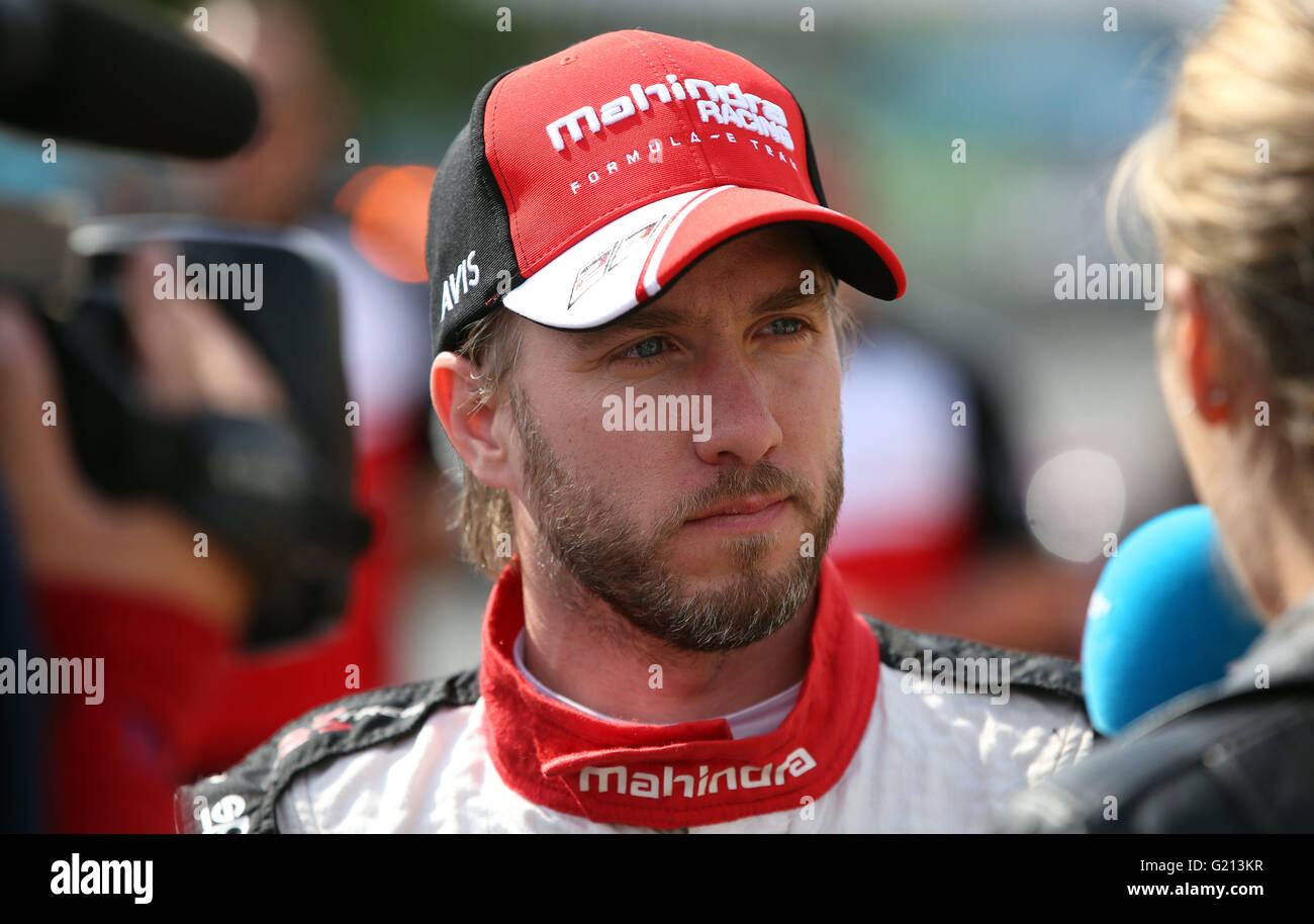 Berlino, Germania. 21 Maggio, 2016. Nick Heidfeld (Germania) dal Team Mahindra Racing la prima gara del campionato FIA di Formula E SULLA Karl-Marx-Allee Berlino, Germania, 21 maggio 2016. Vergne ha vinto la gara di qualificazione e partirà dalla prima posizione. La formula E è il primo tutti elettrici serie di corse in tutto il mondo ed è stato in settembre 2014 nella sua prima stagione. Dieci squadre con un totale di 20 piloti riceveranno in dieci gare mondo contro l'altro. Foto: Jens BUETTNER/dpa/Alamy Live News Foto Stock