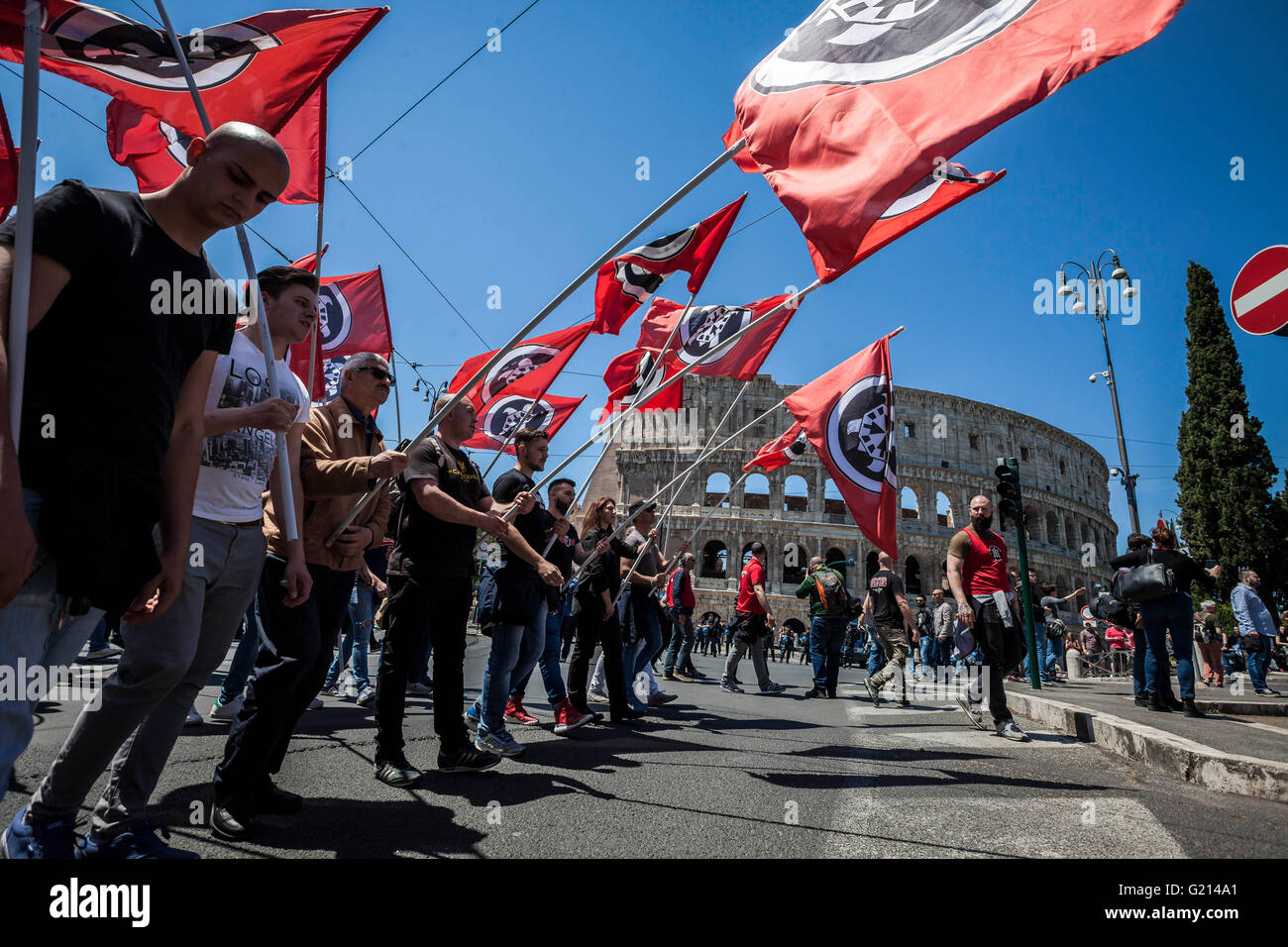 Roma, Italia. 21 Maggio, 2016. Migliaia di membri di italiano di estrema destra movimento CasaPound da tutta Italia marzo con bandiere e gridare slogan nel corso di una manifestazione a Roma. Contemporaneo di estrema destra rally sarà accadendo in Atene, Budapest e Madrid. L'iniziativa di una sezione nazionale anti-immigrazione demo è stato lanciato dalla destra italiana leader estremisti dopo gli attacchi di Parigi lo scorso anno. Credito: Giuseppe Ciccia/Pacific Press/Alamy Live News Foto Stock