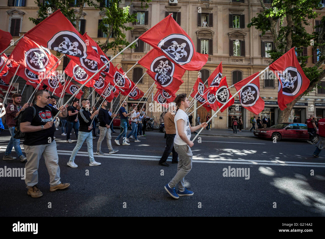 Roma, Italia. 21 Maggio, 2016. Migliaia di membri di italiano di estrema destra movimento CasaPound da tutta Italia marzo con bandiere e gridare slogan nel corso di una manifestazione a Roma. Contemporaneo di estrema destra rally sarà accadendo in Atene, Budapest e Madrid. L'iniziativa di una sezione nazionale anti-immigrazione demo è stato lanciato dalla destra italiana leader estremisti dopo gli attacchi di Parigi lo scorso anno. Credito: Giuseppe Ciccia/Pacific Press/Alamy Live News Foto Stock