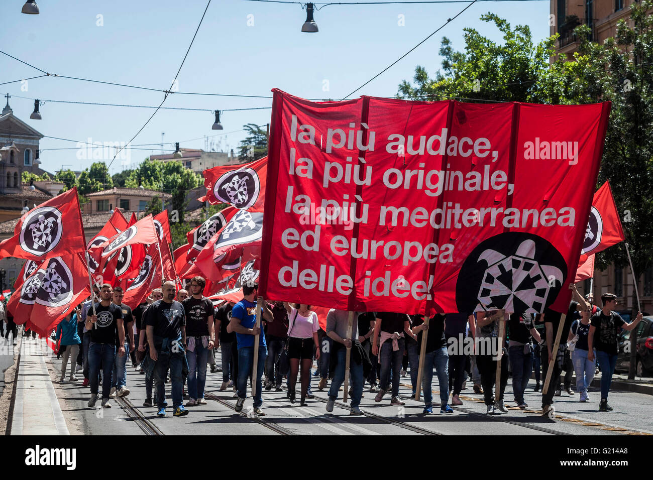 Roma, Italia. 21 Maggio, 2016. Migliaia di membri di italiano di estrema destra movimento CasaPound da tutta Italia marzo con bandiere e gridare slogan nel corso di una manifestazione a Roma. Contemporaneo di estrema destra rally sarà accadendo in Atene, Budapest e Madrid. L'iniziativa di una sezione nazionale anti-immigrazione demo è stato lanciato dalla destra italiana leader estremisti dopo gli attacchi di Parigi lo scorso anno. Credito: Giuseppe Ciccia/Pacific Press/Alamy Live News Foto Stock