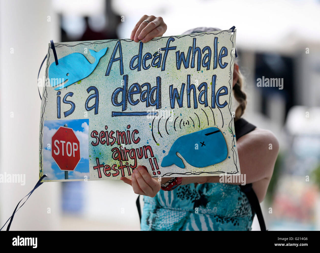 Florida, Stati Uniti d'America. 21 Maggio, 2016. Molly Norris di West Palm Beach detiene il segno protesta airgun sismica prove ad una mano attraverso la sabbia evento in Lake Worth Sabato, 21 maggio 2016. ''Stiamo mostrando solidarietà nei confronti di perforazione offshore, test sismici e fracking, '' detto Jessica Hamilton, Surfrider Foundation Palm Beach County Capitolo outreach sedia. © Bruce R. Bennett/Palm Beach post/ZUMA filo/Alamy Live News Foto Stock