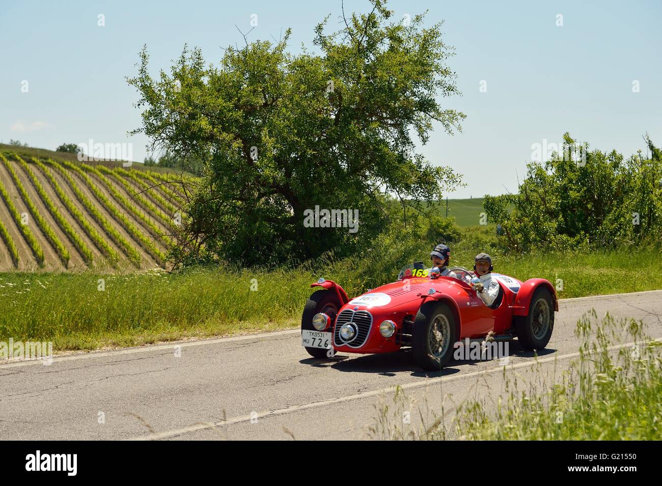 Montalcino, Italia. 21 Maggio, 2016. Un rosso Maserati A6 GCS , costruita nel 1948, prende parte alla Mille Miglia auto classica gara in Toscana sulle colline vicino a Montalcino. Roberto Cerruti/Alamy Live News Foto Stock