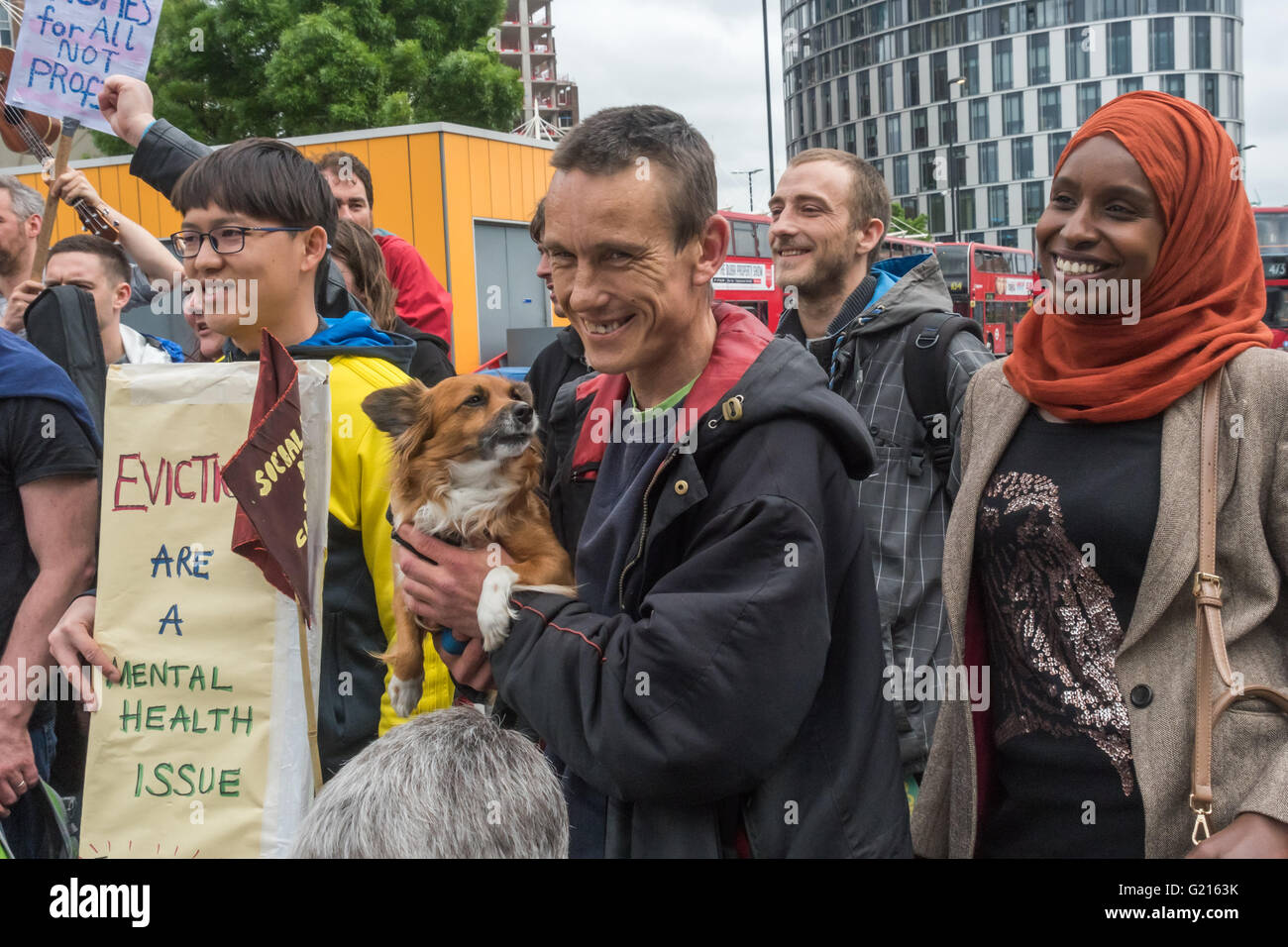 Londra, Regno Unito. 21 Maggio, 2016. La messa a fuoco E15 attivisti di alloggiamento a Stratford, Londra rally e marzo a Stratford durante la salute mentale settimana di sensibilizzazione contro il Newham politica del consiglio di pulizia sociale. Dicono che nonostante l enorme edificio gli sviluppi nel settore e qualche consiglio estates svuotato degli inquilini, Newham è causa di problemi di salute mentale per persone vulnerabili attraverso gli sfratti e tirocini con insicuro di usufrutto e lontano dalle famiglie, amici e i sistemi di supporto in città e paesi di tutto il Regno Unito. Peter Marshall / Alamy Live News Foto Stock