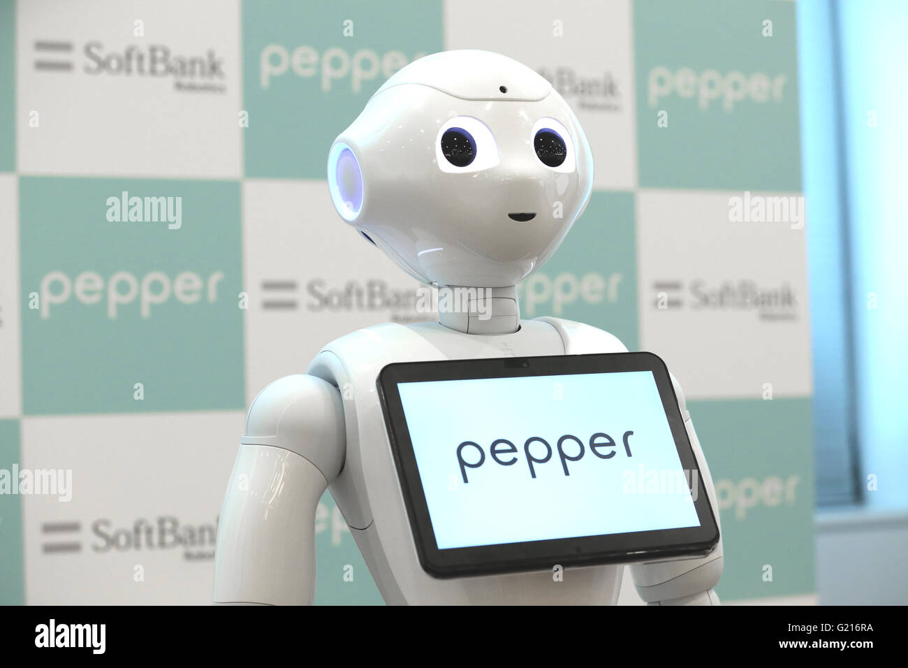 Giovedì. 19 Maggio, 2016. SoftBank il robot umanoide Pepe svolge durante un evento stampa a Tokyo in Giappone il giovedì, 19 maggio 2016. Giapponese gigante telecom ha annunciato il pepe supporterà Google Android Sistema operativo. © AFLO/Alamy Live News Foto Stock