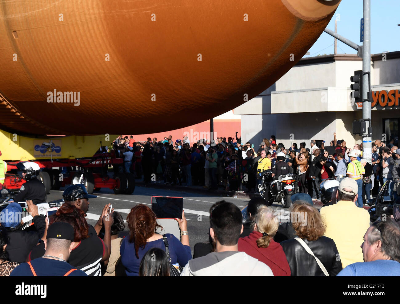 Los Angeles, CA, Stati Uniti d'America. 21 Maggio, 2016. Lo Space Shuttle Endeavour del serbatoio del carburante, ET-94, rende la casa dopo 19ore da Marina del Rey al California Science Center di Los Angeles, CA. Credit: Gene Blevins/ZUMA filo/Alamy Live News Foto Stock