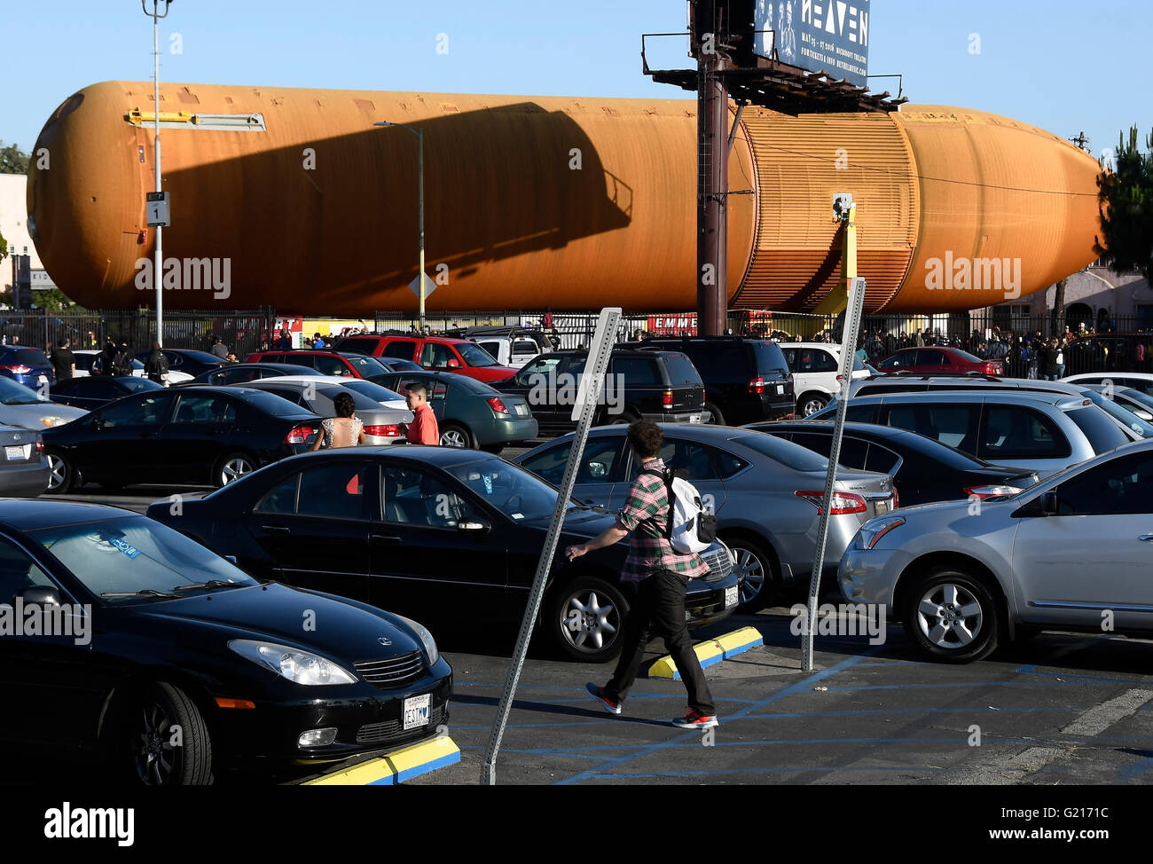 Los Angeles, CA, Stati Uniti d'America. 21 Maggio, 2016. Lo Space Shuttle Endeavour del serbatoio del carburante, ET-94, rende la casa dopo 19ore da Marina del Rey al California Science Center di Los Angeles, CA. Credit: Gene Blevins/ZUMA filo/Alamy Live News Foto Stock