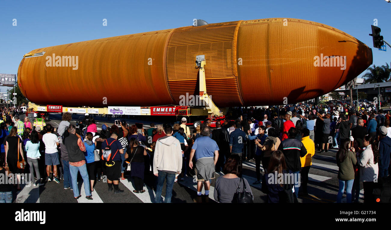 Los Angeles, CA, Stati Uniti d'America. 21 Maggio, 2016. Lo Space Shuttle Endeavour del serbatoio del carburante, ET-94, rende la casa dopo 19ore da Marina del Rey al California Science Center di Los Angeles, CA. Credit: Gene Blevins/ZUMA filo/Alamy Live News Foto Stock