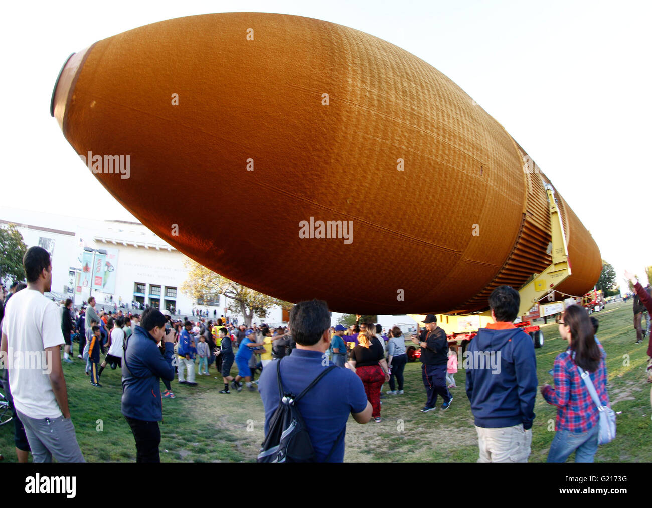 Los Angeles, CA, Stati Uniti d'America. 21 Maggio, 2016. Lo Space Shuttle Endeavour del serbatoio del carburante, ET-94, rende la casa dopo 19ore da Marina del Rey al California Science Center di Los Angeles, CA. Credit: Gene Blevins/ZUMA filo/Alamy Live News Foto Stock