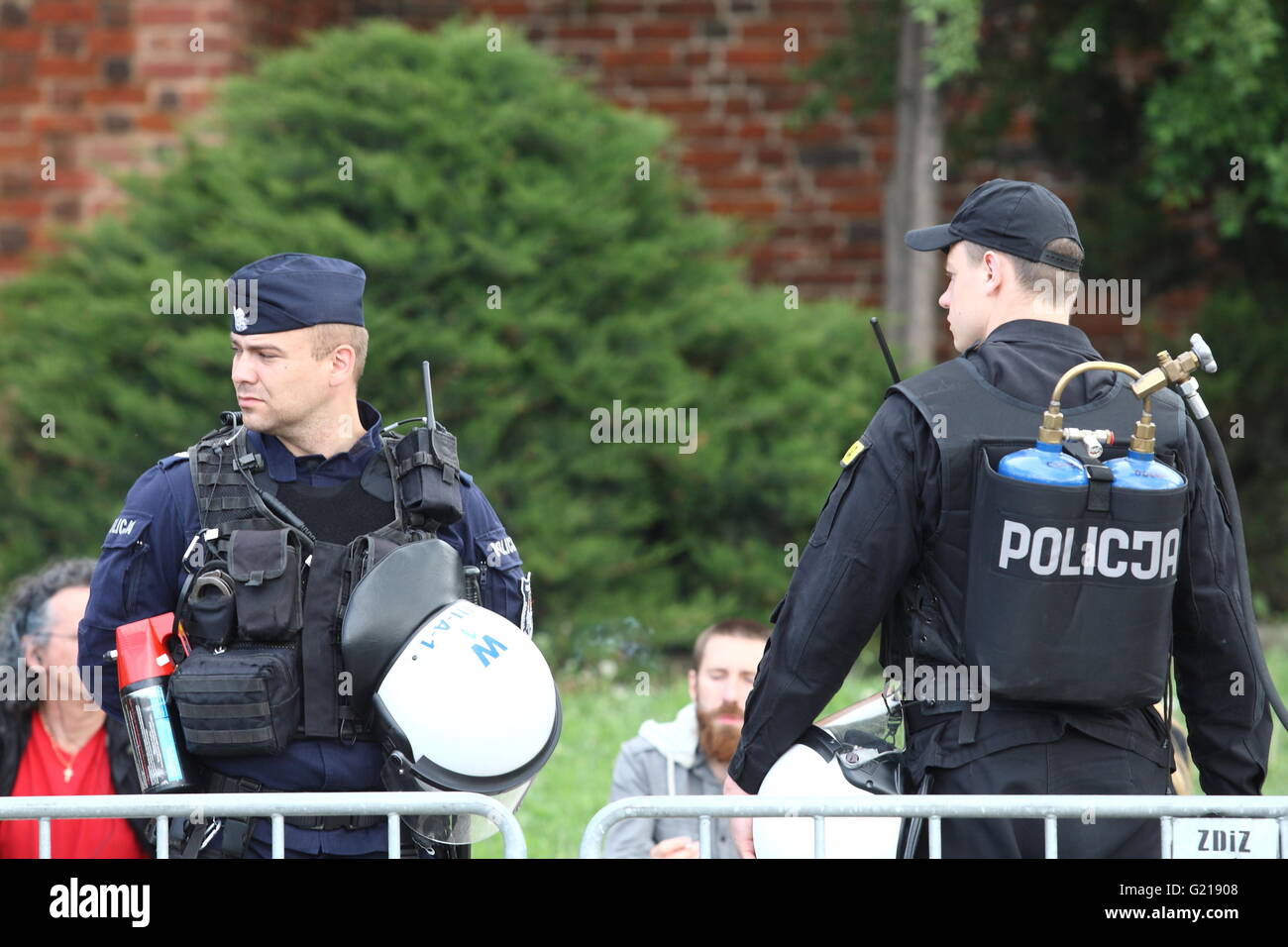 Gdansk, Polonia. 21 Maggio, 2016. Polizia polacca prove del nuovo modello di tattiche di uniforme . Nuova uniforme è modellato sulla polizia francese stile. È uniforme blu navy colore invece del nero, più ariose e resistenti allo strappo, ha più tasche. Invece di stile baseball cap è un cappuccio di foraggio. Nella foto di un ufficiale di polizia anti-sommossa unità vestito in uniforme nuova. Credito: Michal Fludra/Alamy Live News Foto Stock