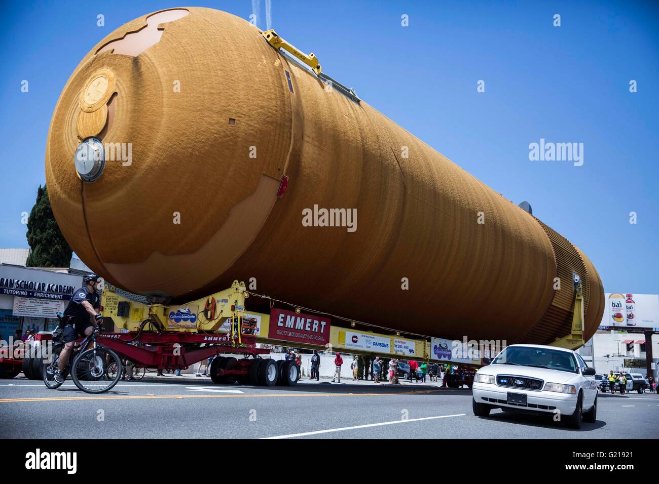 Los Angeles, Stati Uniti d'America. 21 Maggio, 2016. Foto scattata a Maggio 21, 2016 mostra una vista dello space shuttle serbatoio del carburante ET-94 a Los Angeles, negli Stati Uniti. ET-94 è di circa 47 metri e lungo 8.382 metri di diametro. Il trasferimento del 29.48-ton space shuttle serbatoio carburante da Marina del Rey al California Science Center ha preso circa 18 ore. Credito: Jiang Jiajun/Xinhua/Alamy Live News Foto Stock