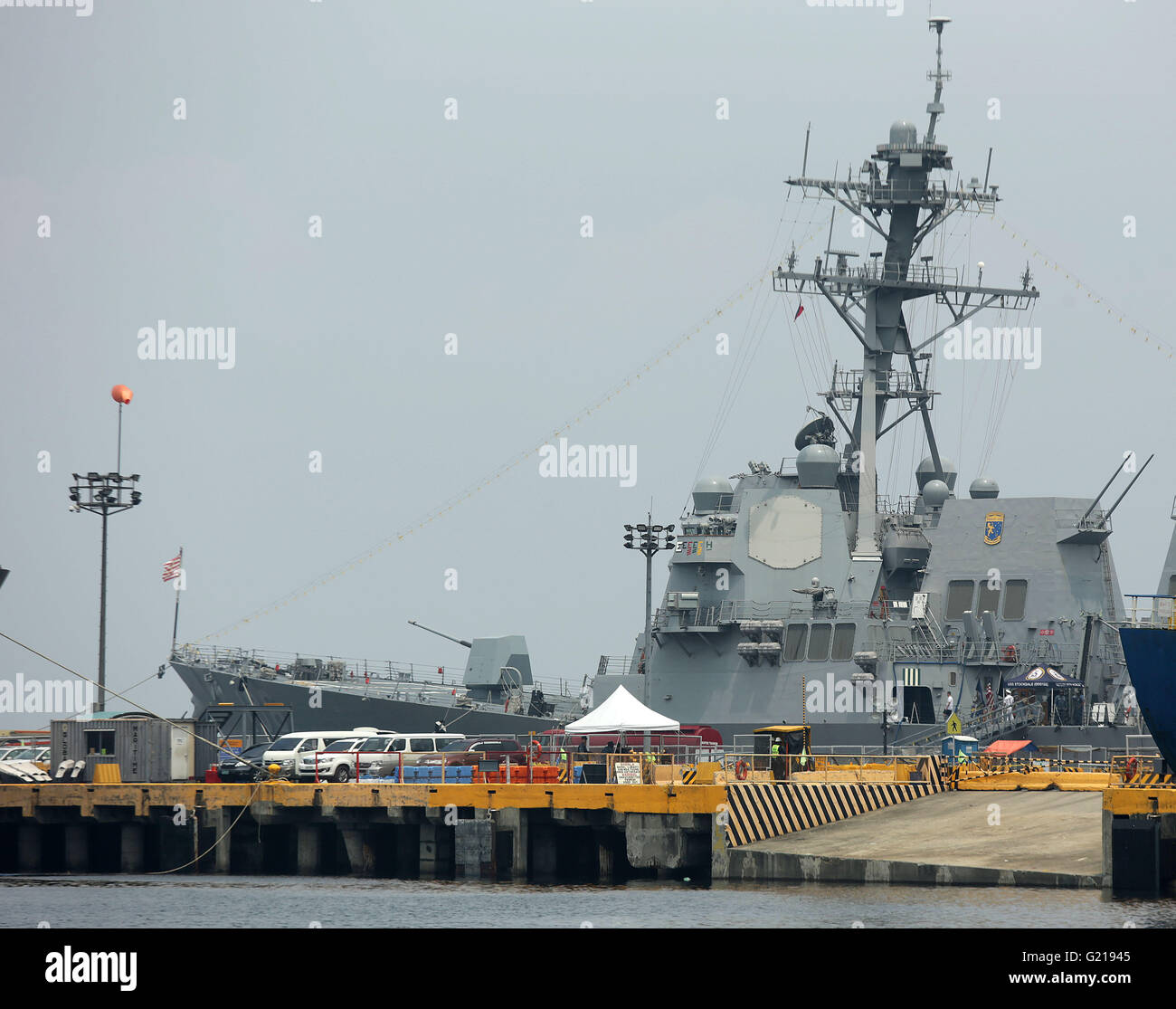 Manila. 22 Maggio, 2016. Foto scattata il 22 Maggio 2016 mostra guidato-missile destoyers USS Stockdale (DDG 106) ancorata al molo a Manila nelle Filippine. Sette navi da guerra che si è formata una marina degli Stati Uniti strike gruppo, sono arrivati nelle Filippine per una visita di routine i media locali hanno riferito di sabato. © Rouelle Umali/Xinhua/Alamy Live News Foto Stock