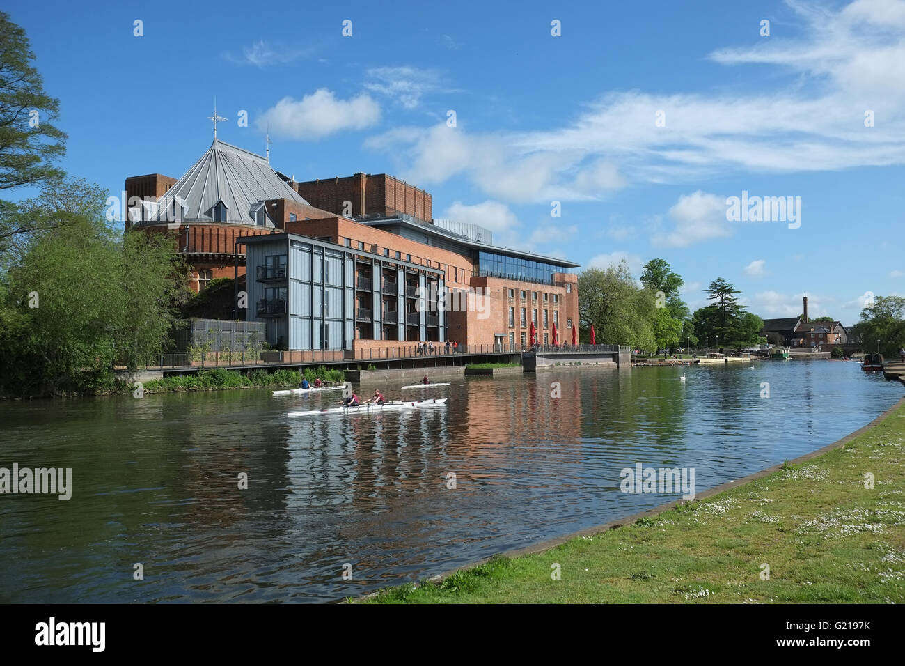 Stratford-upon-Avon, Inghilterra, Regno Unito; 22 maggio, 2016. Un bel giorno di essere canottaggio sul fiume Avon a Stratford con il Royal Shakespeare Theatre in background.. Credito: Andrew Lockie/Alamy Live News Foto Stock