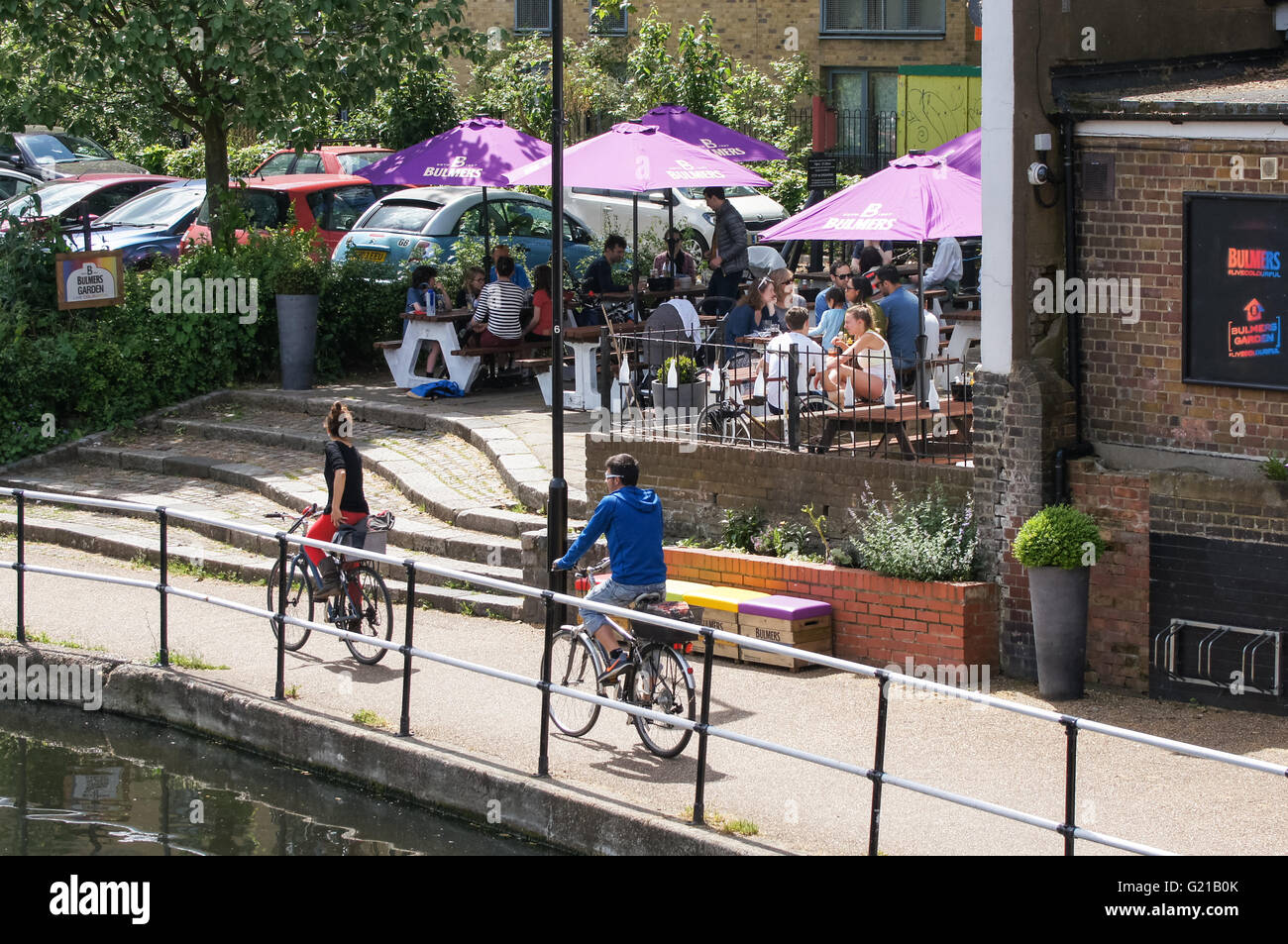 Le persone che si godono la calda giornata di primavera lungo le rive del fiume Lea in Clapton, Londra England Regno Unito Regno Unito Foto Stock Le persone che si godono la calda giornata di primavera lungo le rive del fiume Lea in Clapton, Londra England Regno Unito Regno Unito Foto Stock