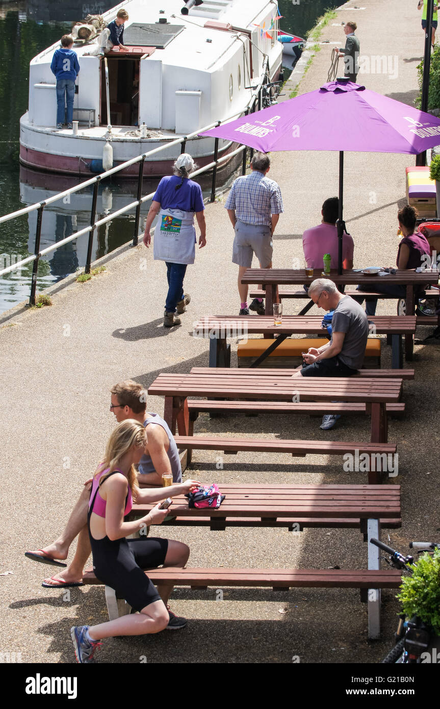 Le persone che si godono la calda giornata di primavera lungo le rive del fiume Lea in Clapton, Londra England Regno Unito Regno Unito Foto Stock Le persone che si godono la calda giornata di primavera lungo le rive del fiume Lea in Clapton, Londra England Regno Unito Regno Unito Foto Stock