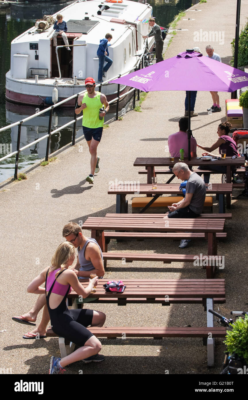 Le persone che si godono la calda giornata di primavera lungo le rive del fiume Lea in Clapton, Londra England Regno Unito Regno Unito Foto Stock Le persone che si godono la calda giornata di primavera lungo le rive del fiume Lea in Clapton, Londra England Regno Unito Regno Unito Foto Stock