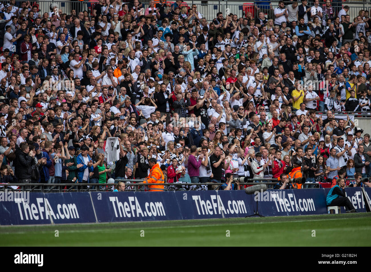 Londra, Regno Unito. 22 Maggio, 2016. FA Vase finale - Città di Hereford v Northampton Town - Hereford FC fan onore alla fine Adam Stansfield durante 9 minuti con un minuto lungo applauso Credito: Samuel Bay/Alamy Live News Foto Stock