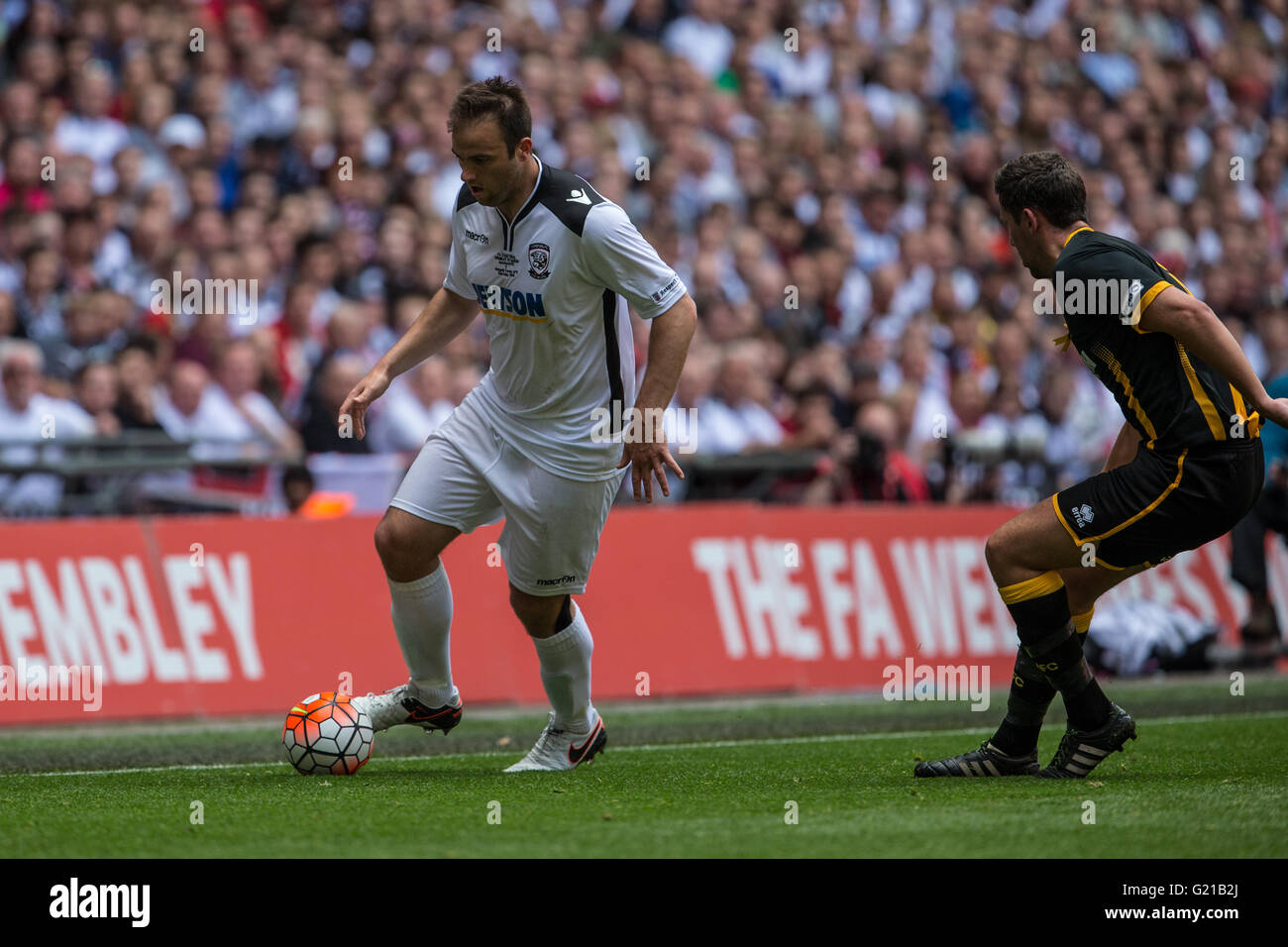 Londra, Regno Unito. 22 Maggio, 2016. FA Vase finale - Città di Hereford v Northampton Town - Mike Symons di Hereford FC assume la città di Morpeth difesa Credito: Samuel Bay/Alamy Live News Foto Stock