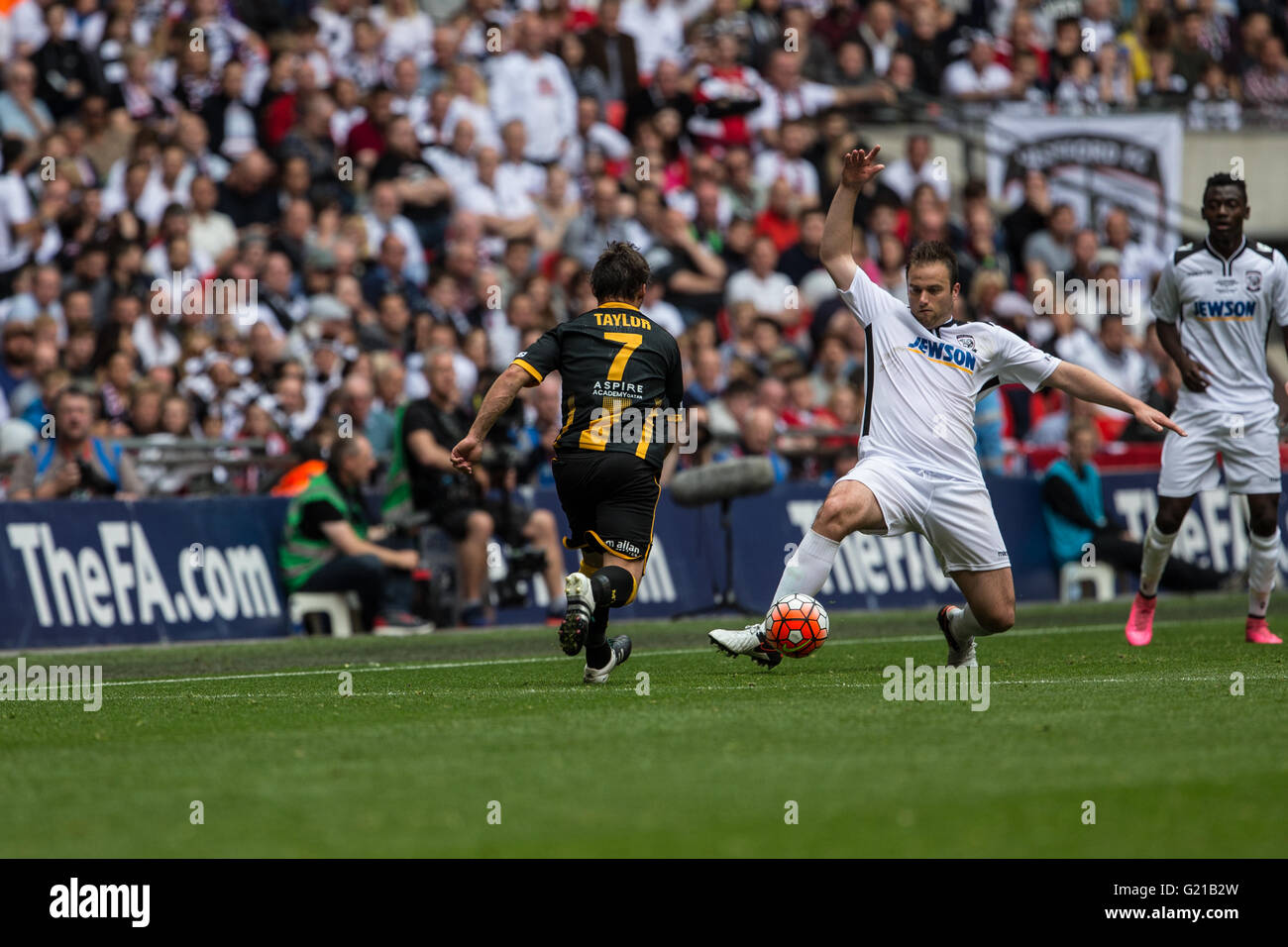 Londra, Regno Unito. 22 Maggio, 2016. FA Vase finale - Città di Hereford v Northampton Town - Mike Symons di Hereford FC affronta Sean Taylor di Morpeth comune credito: Samuel Bay/Alamy Live News Foto Stock