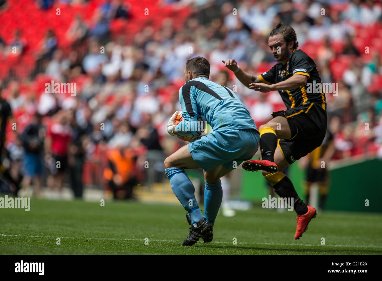Londra, Regno Unito. 22 Maggio, 2016. FA Vase finale - Città di Hereford v Northampton Town - Luca Carr di Morpeth città sfide Martin Horsell di Hereford FC Credito: Samuel Bay/Alamy Live News Foto Stock