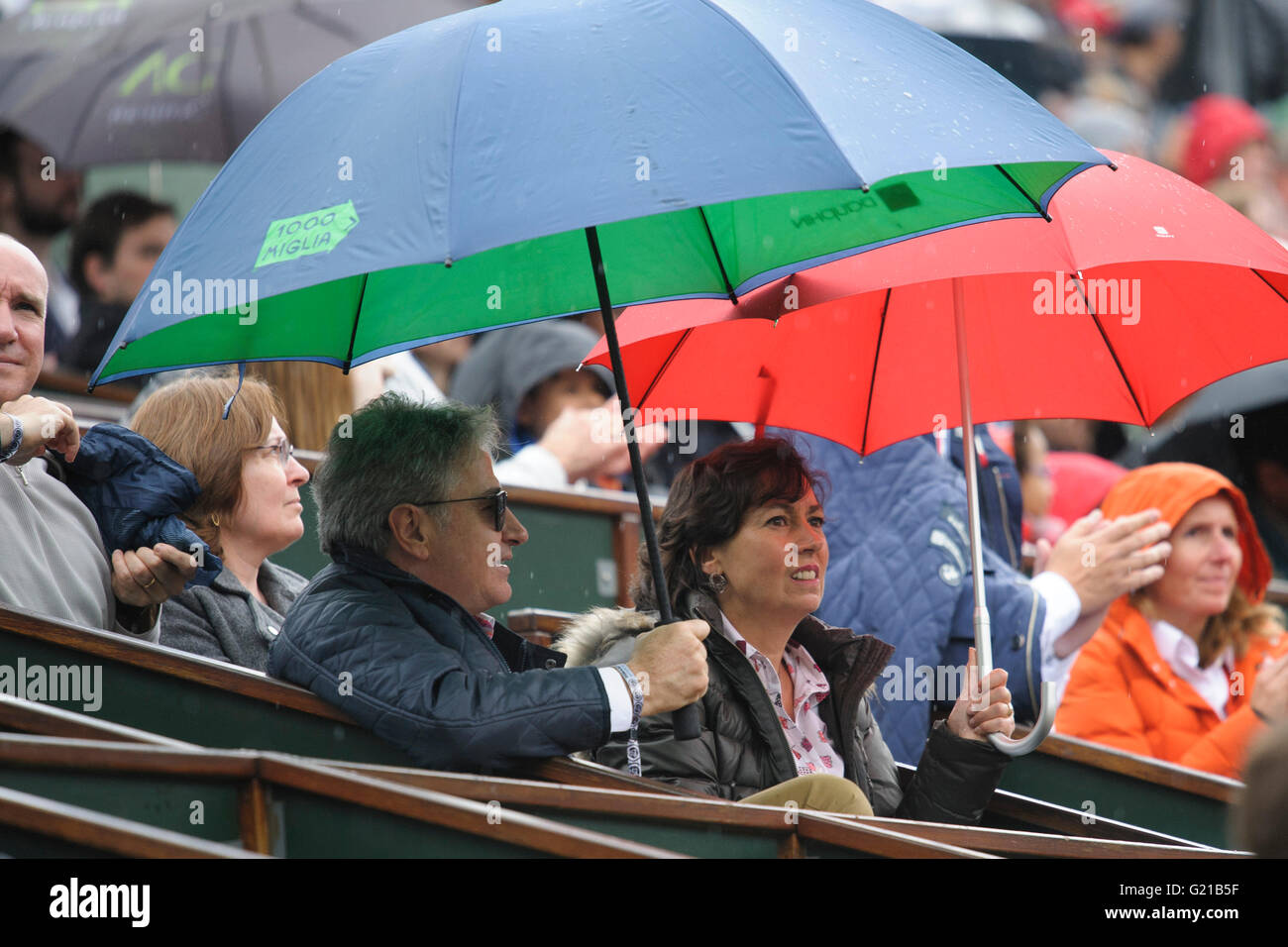 Stade Roland Garros di Parigi, Francia. 22 Maggio, 2016. Roland Garos Open di Francia di Tennis giorno uno. Gli appassionati di tennis prendere la copertura dalla pioggia durante il match tra Simone BOLELLI (ITA) e Kei Nishikori (5)(JPN). Credito: Azione Sport Plus/Alamy Live News Foto Stock