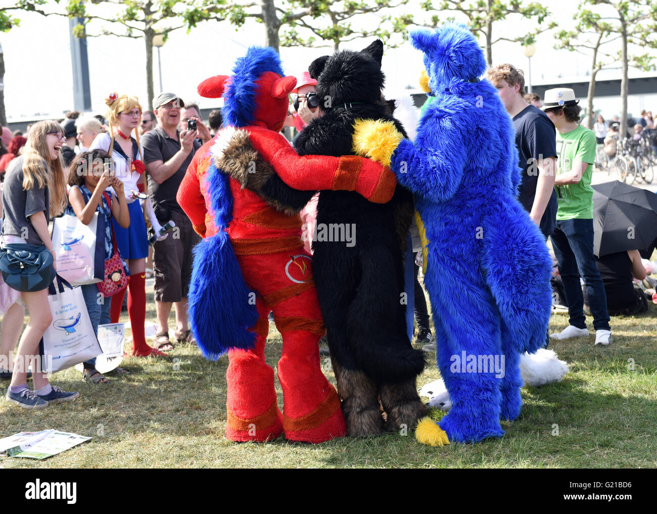 Duesseldorf, Germania. 21 Maggio, 2016. Persone che indossano costumi pongono al Giappone giorno a Duesseldorf in Germania, 21 maggio 2016. Migliaia di appassionati hanno partecipato al Giappone il giorno, molti dei quali sono stati indossando costumi Cosplay. Alla manifestazione partecipano arti Giapponesi e sportive e culiminated in uno spettacolo di fuochi d'artificio in serata. Foto: HORST OSSINGER/dpa - nessun filo SERVICE -/dpa/Alamy Live News Foto Stock