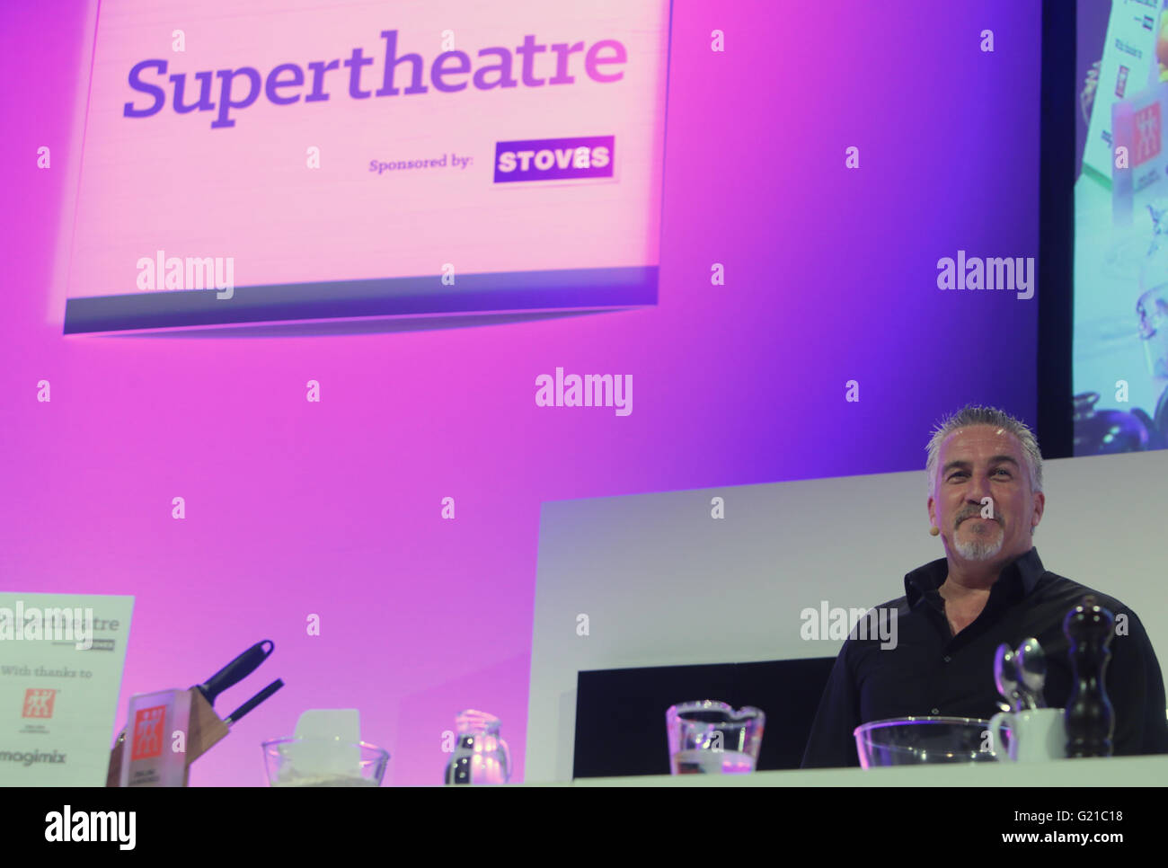 Londra, Regno Unito. 22 Maggio, 2016. Paul Hollywood meglio conosciuto per essere un giudice sulla BBC di grande British cuocere in forno di cottura che vivono nel Supertheater,intervistato in BBC Good Food stadio e firma della copia del suo libro più recente Weekend Baker per il suo gran numero di ammiratori.s. Credito: Paolo Quezada-Neiman/Alamy Live News Foto Stock