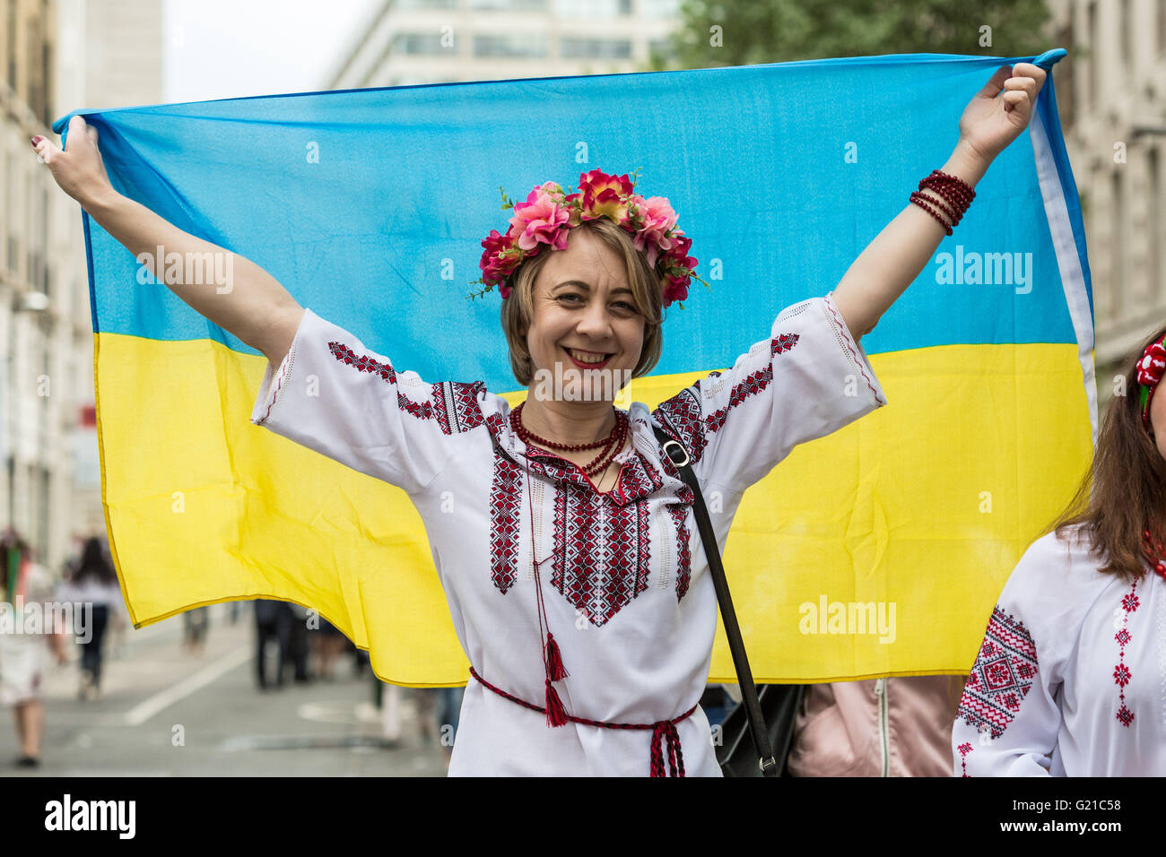 Londra, Regno Unito. 22 Maggio, 2016. Vyshyvanka ucraino Marcia Annuale per la pace attraverso il centro di Londra Credito: Guy Corbishley/Alamy Live News Foto Stock