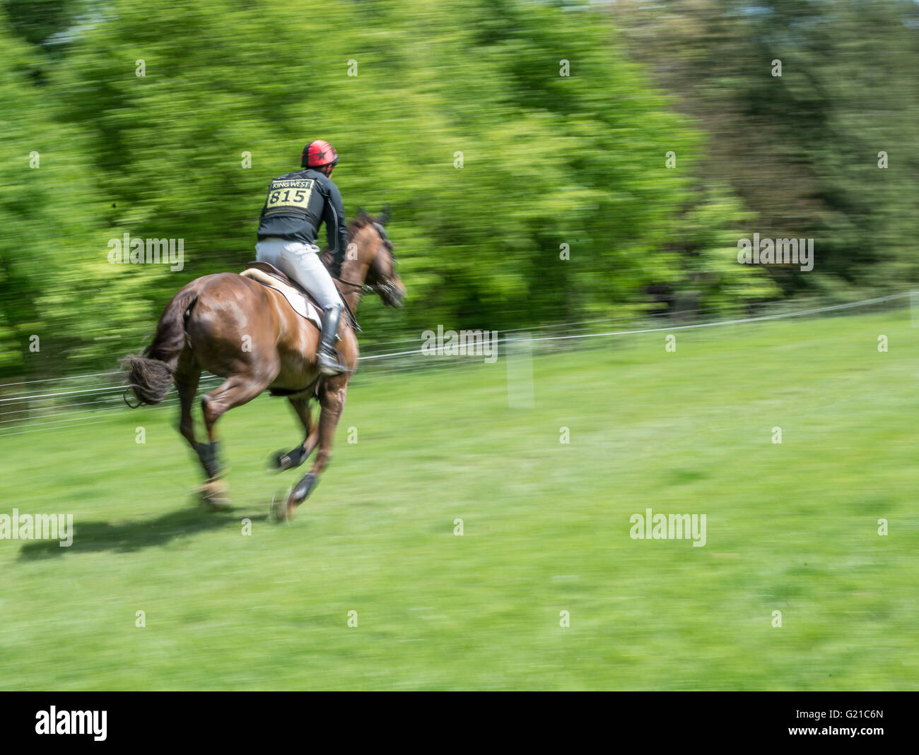 Rockingham, Corby, Regno Unito. 22 Maggio, 2016. (Proprietà di ) gare lungo un ostacolo parte libera del corso durante il cross country evento della International Horse Trials a Rockingham, Corby, Inghilterra, domenica 22 maggio 2016. Credito: miscellanea/Alamy Live News Foto Stock