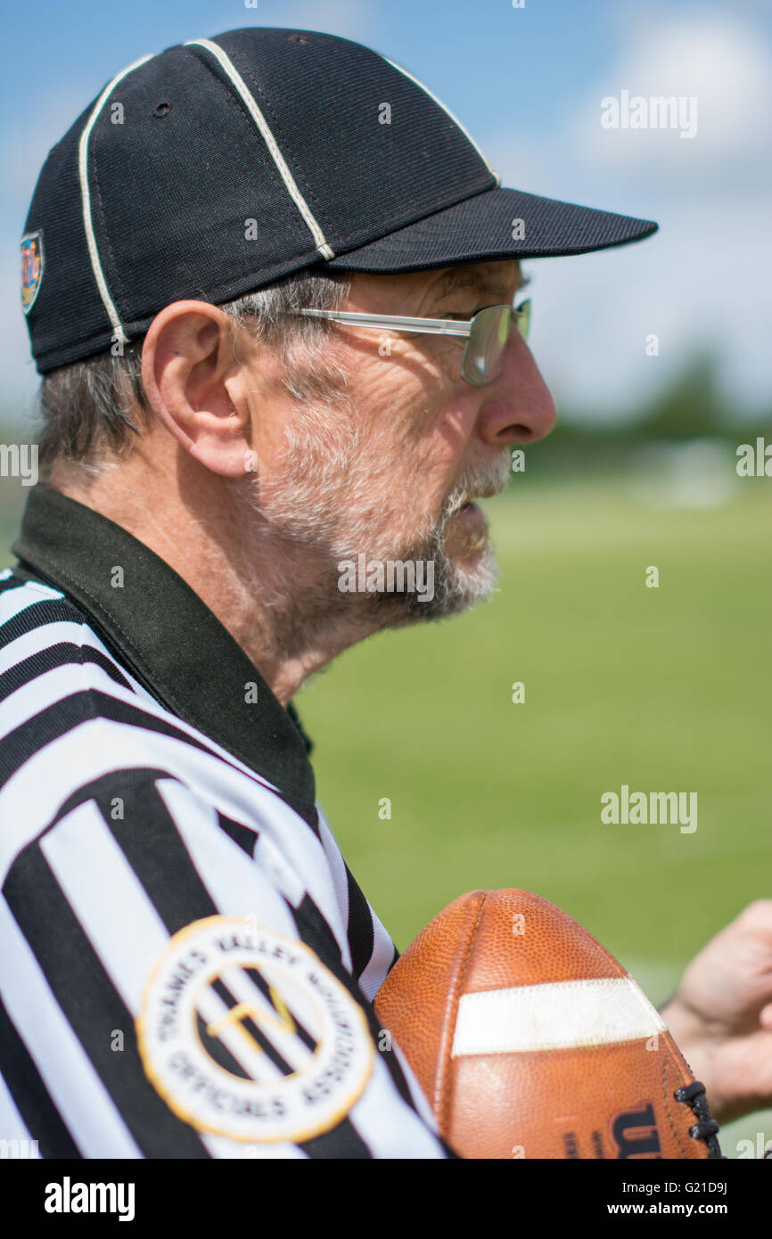 Bedford, Regno Unito. 22 Maggio, 2016. American Football arbitro durante il British American Football Association Campionati Nazionali' Midland Football Conference 1 gioco tra il Ouse Valley aquile e Sandwell Steelers al Bedford International Athletic Stadium, Bedford, Regno Unito. Il 22 maggio 2016. Credito: Gergo Toth/Alamy Live News Foto Stock