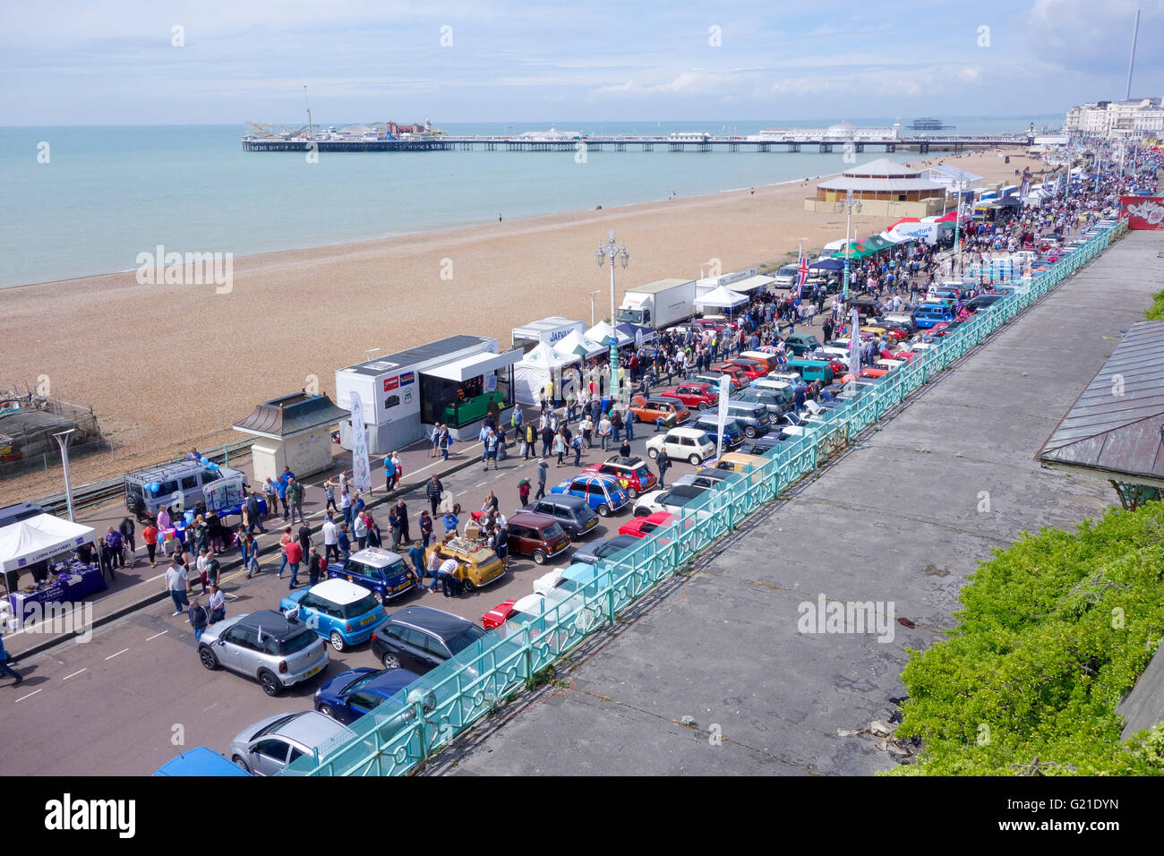 Brighton, Regno Unito. 22 Maggio, 2016. Vintage minis sul display Madeira Drive, Brighton dopo il completamento del 2016 London-Brighton Mini run. Credito: P Tomlins/Alamy Live News Foto Stock