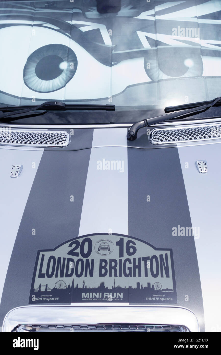 Brighton, Regno Unito. 22 Maggio, 2016. Occhi parabrezza parasole riflettente ombra ombra su un vintage Mini che ha appena completato il 2016 Londra Brighton Mini run. Foto Stock