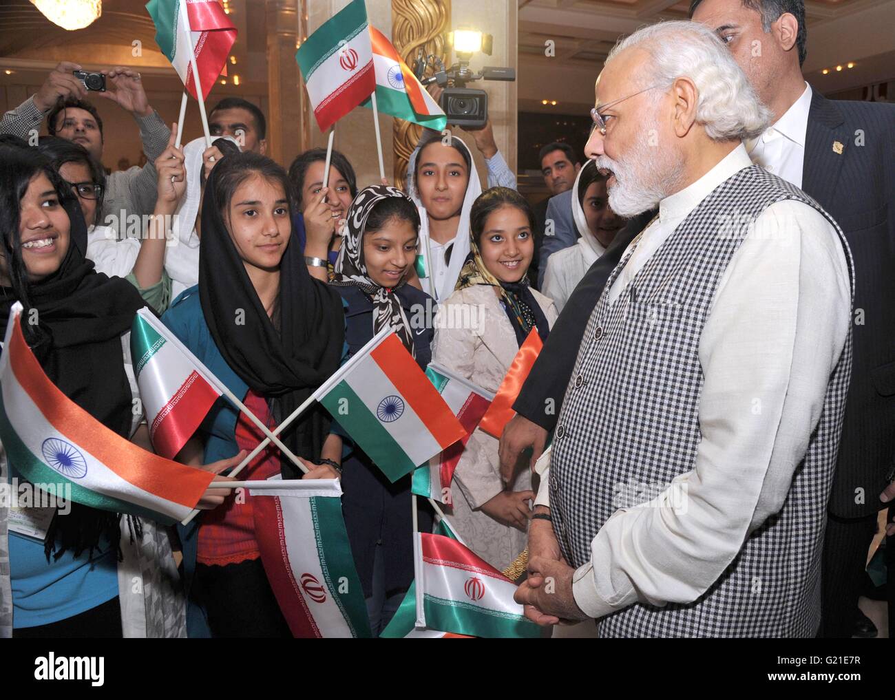 Primo Ministro indiano Narendra Modi è accolto da bandiera sventola la scuola dei bambini all'arrivo a Espies Palace Hotel all'inizio della sua visita in Iran Maggio 22, 2016 a Tehran, Iran. © Planetpix/Alamy Live News Foto Stock