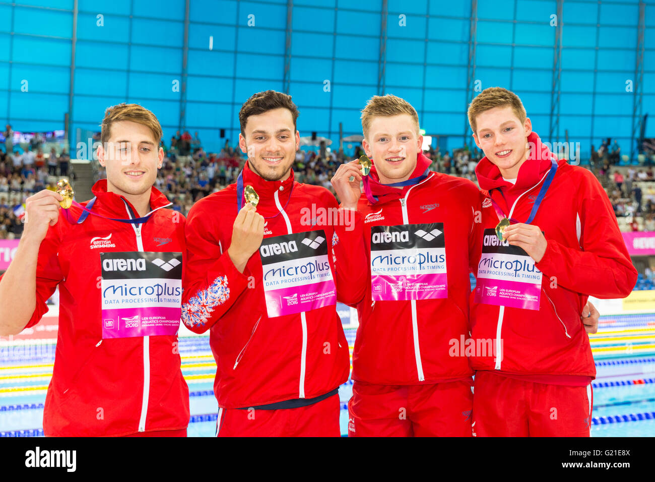 Aquatics Centre di Londra, UK, 22 maggio 2016. Unione Nuoto Campionati. Uomini4x100m Medley. I vincitori mostrare le loro medaglie del team britannico win gold in una gara di presa. Il team britannico sono (da sinistra a destra) Christoph 'Chris Walker-Hebborn, James Guy, Adam torbosi e Duncan W. Scott Credit: Imageplotter News e sport/Alamy Live News Foto Stock